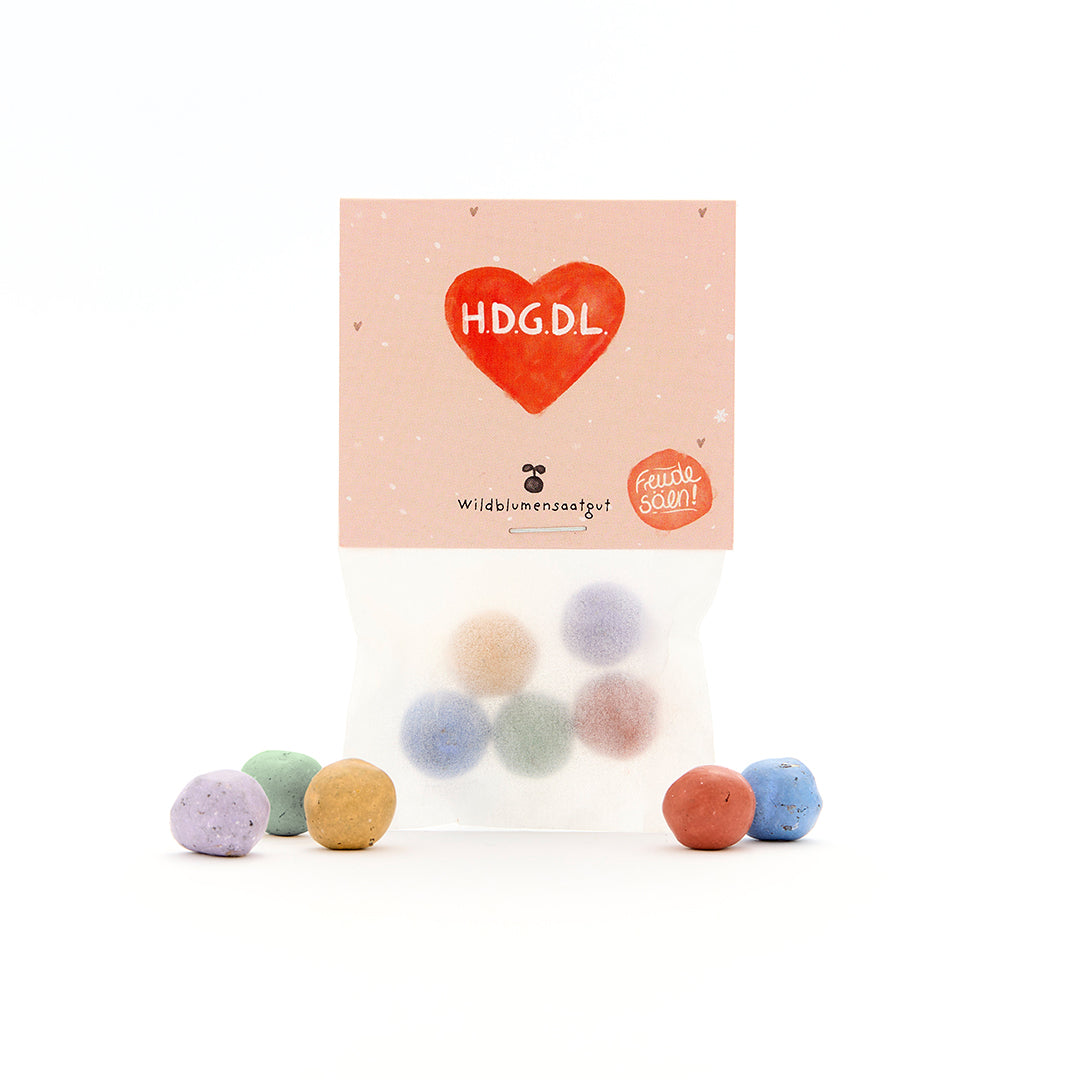 Nahaufnahme der bunten Blumenmurmeln im Tütchen, liebevolles Design