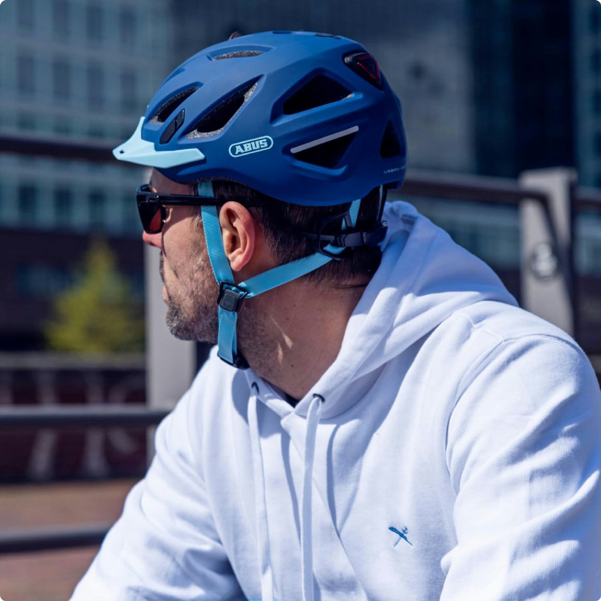 ABUS Stadthelm Urban-I 3.0 - Fahrradhelm mit Rücklicht, Schirm und Magnetverschluss - für Damen und Herren - Schwarz Matt, Größe M Hauptansicht