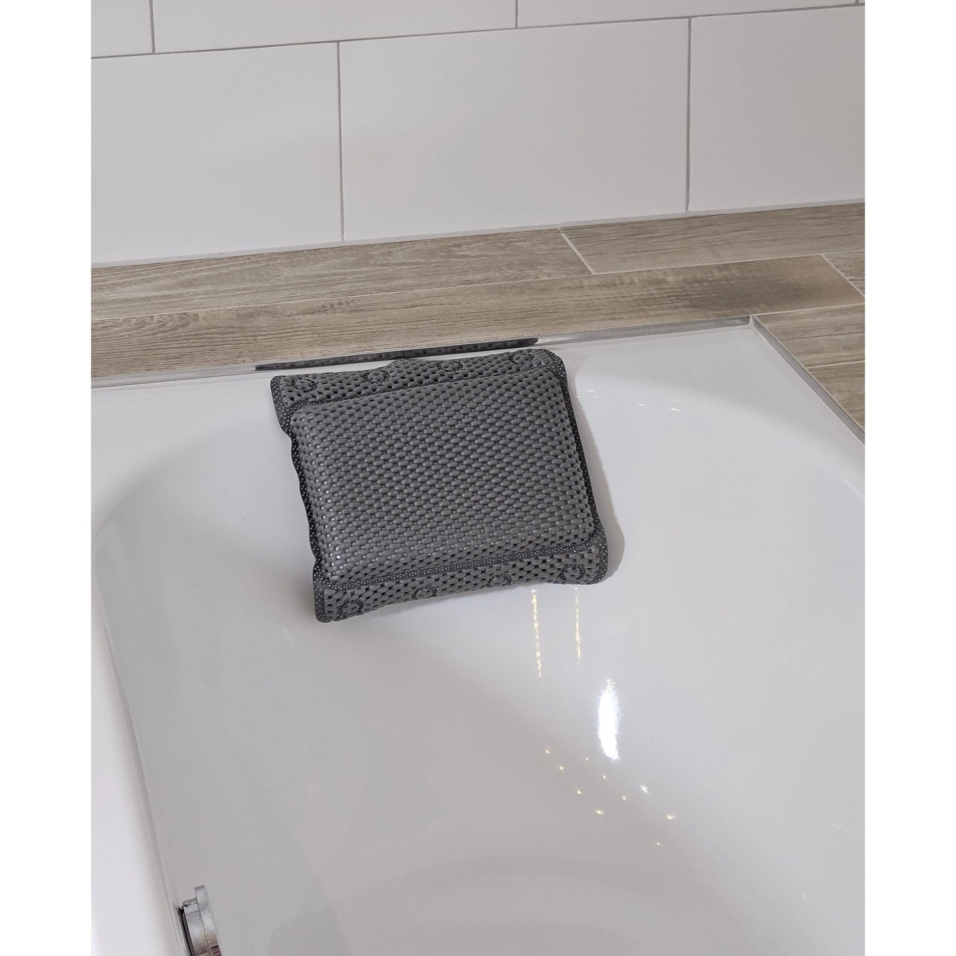 Badekissen in Grau und Blau, ideal für entspannende Badewannenbesuche