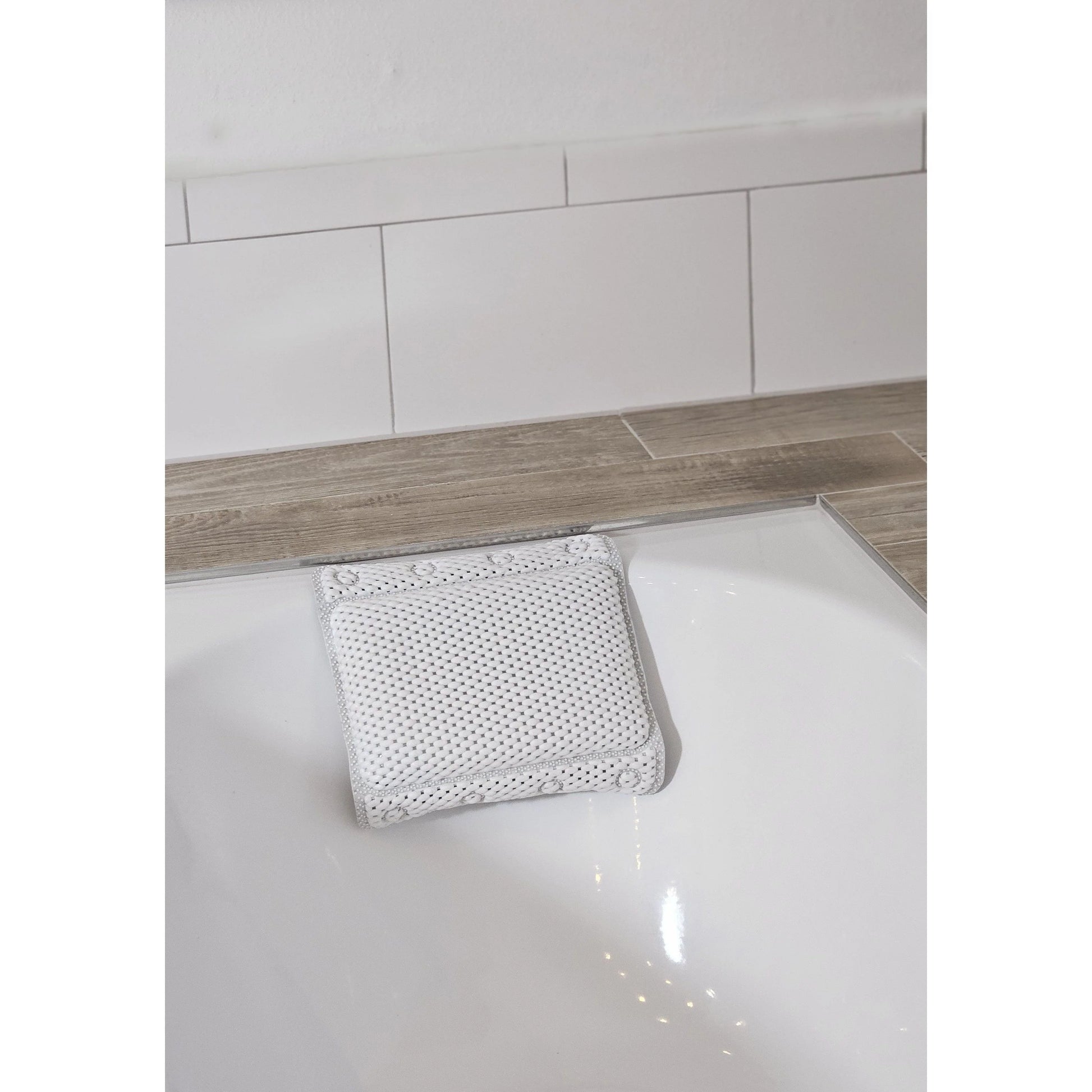 Detailaufnahme des grauen Badekissens, zeigt die Saugnäpfe und die Farbkombination