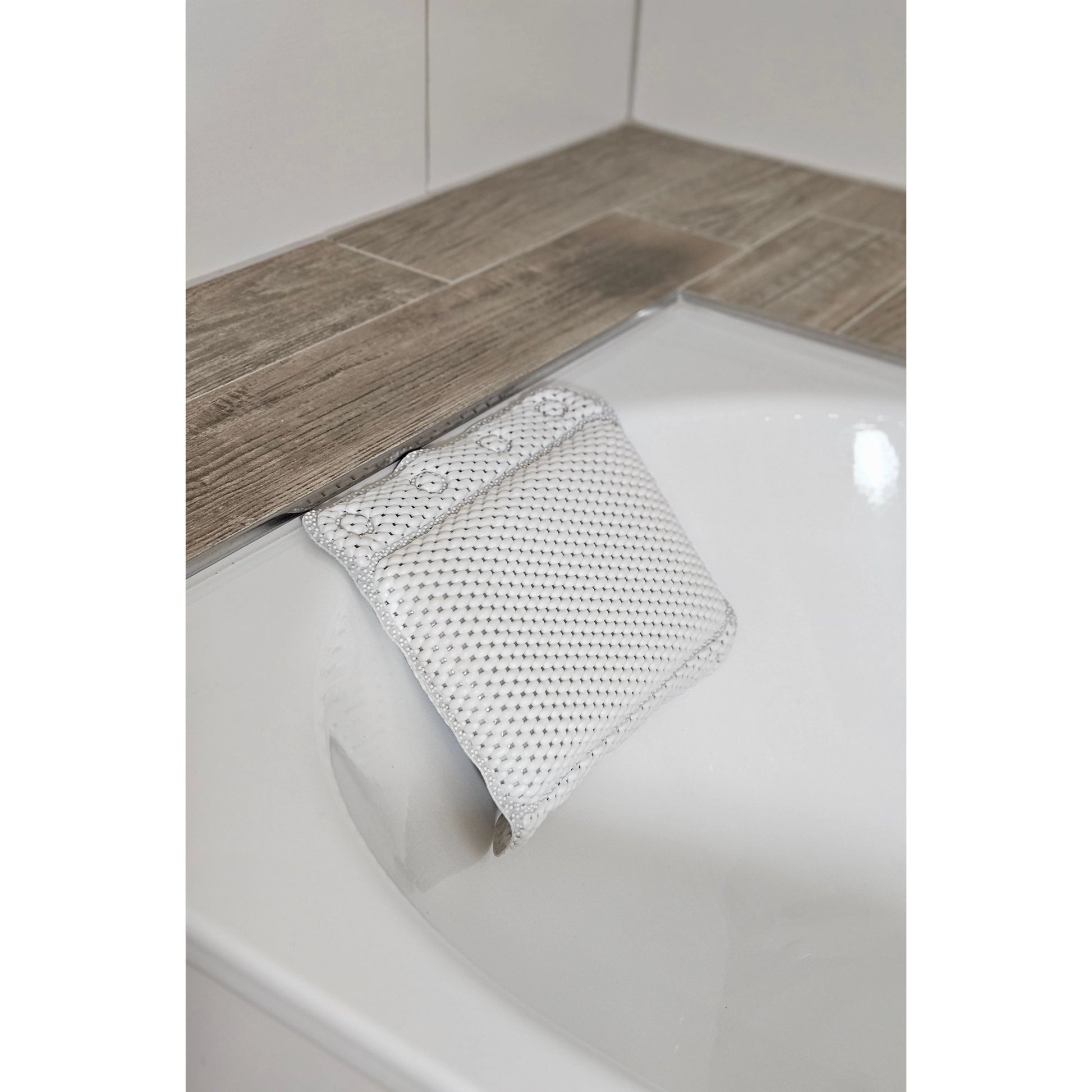 Graues Badewannenkissen mit blauen Details, geeignet für Spa-Anwendungen