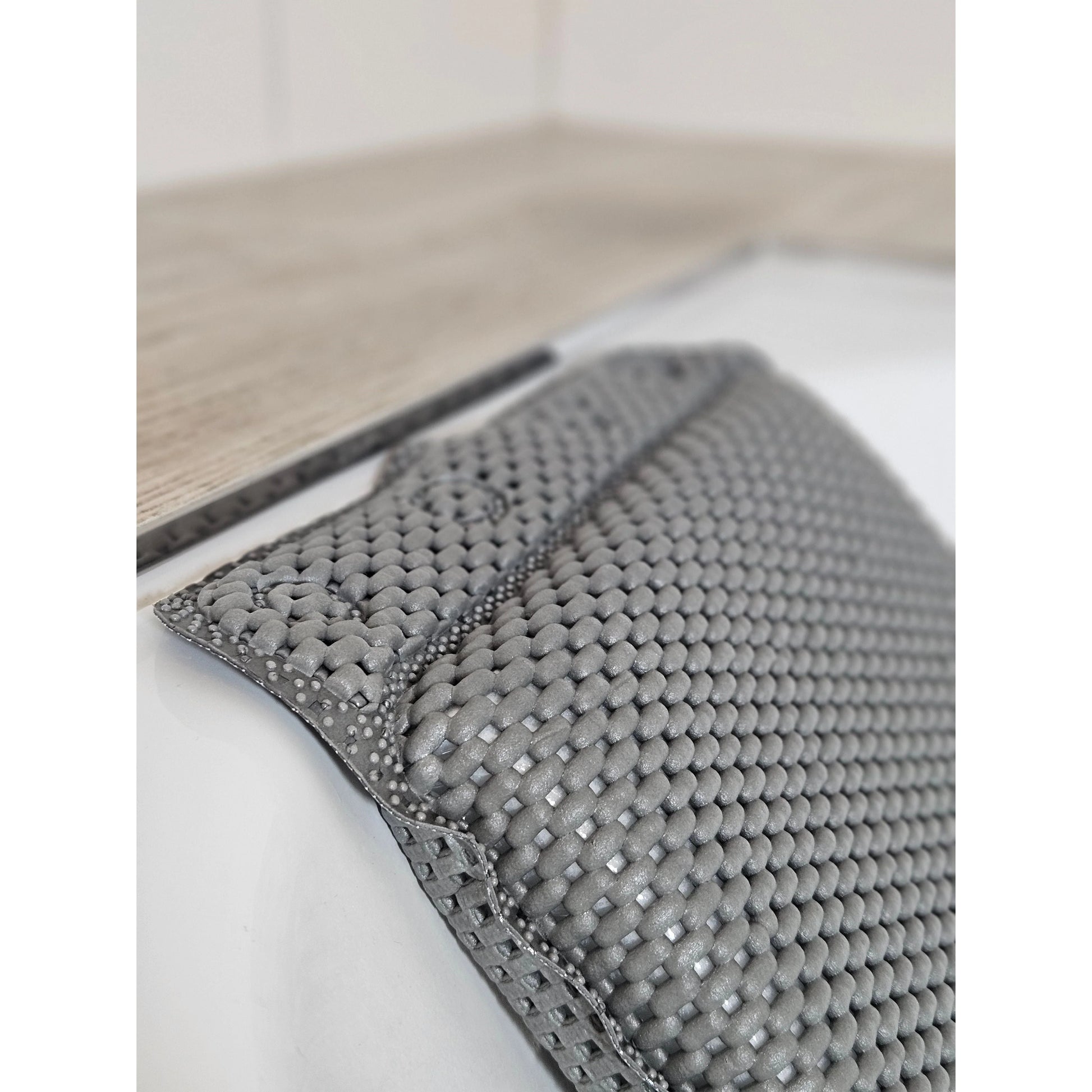 Badewannenkissen in Grau mit blauen Akzenten, für mehr Komfort beim Baden