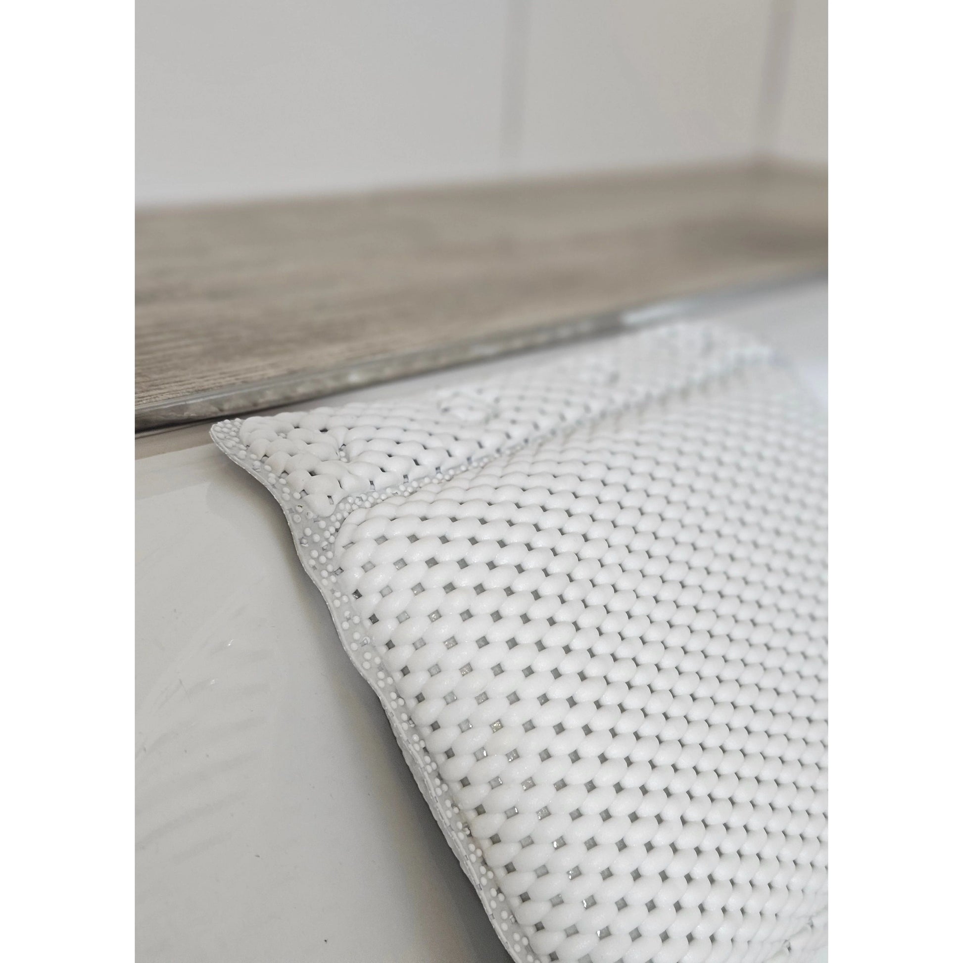 Entspanntes Badewannenkissen in Grau, ideal für lange Bäder