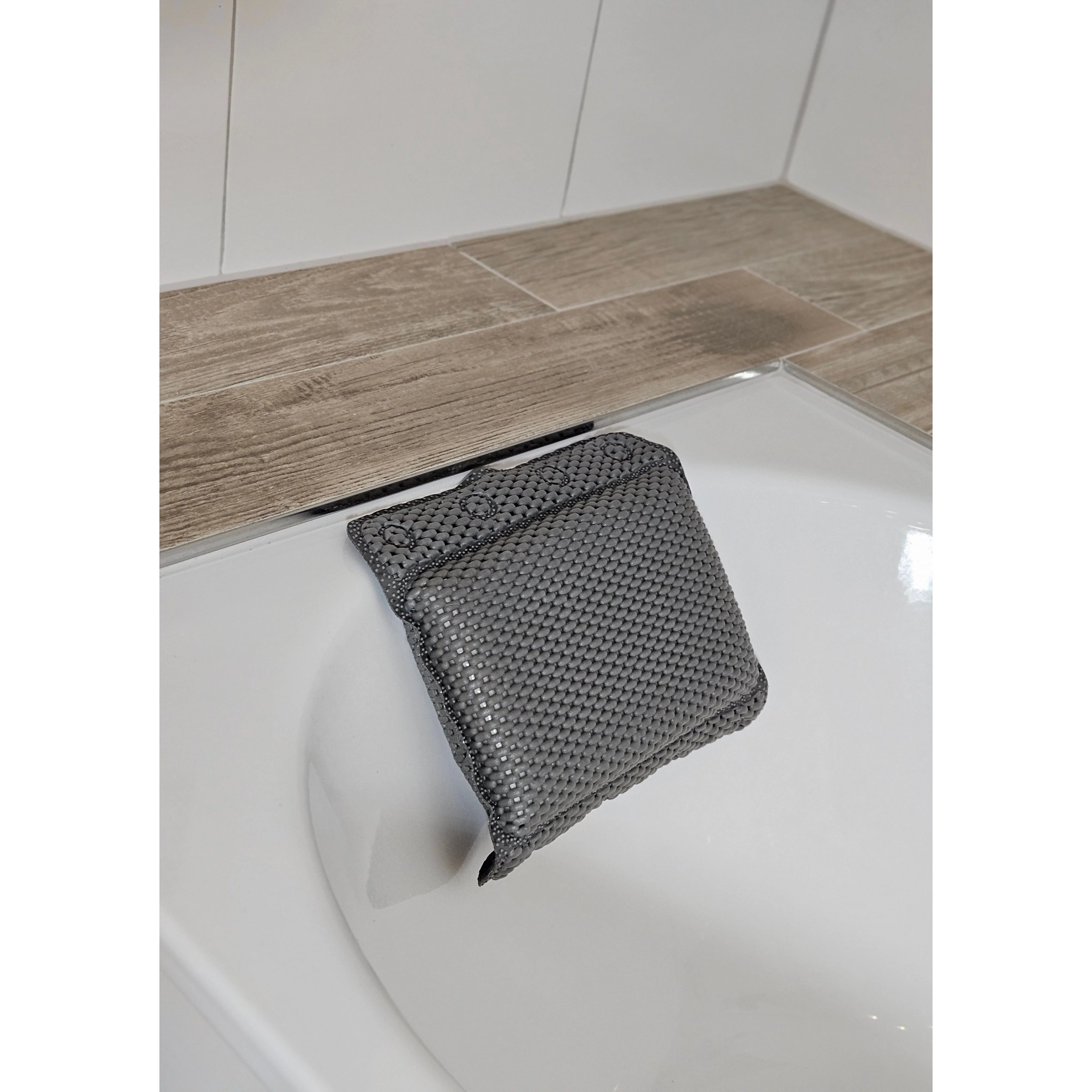 Badewannenkissen in Grau, bietet Komfort und Stabilität mit Saugnäpfen