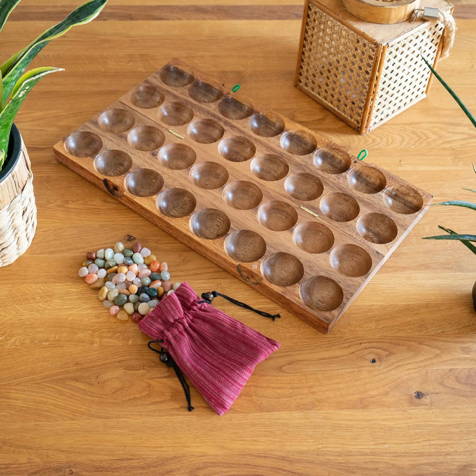 LOGOPLAY Hus - Bao - Kalaha - Mancala - Steinchenspiel - Edelsteinspiel aus Samena-Holz inkl. Edelsteinen Hauptansicht