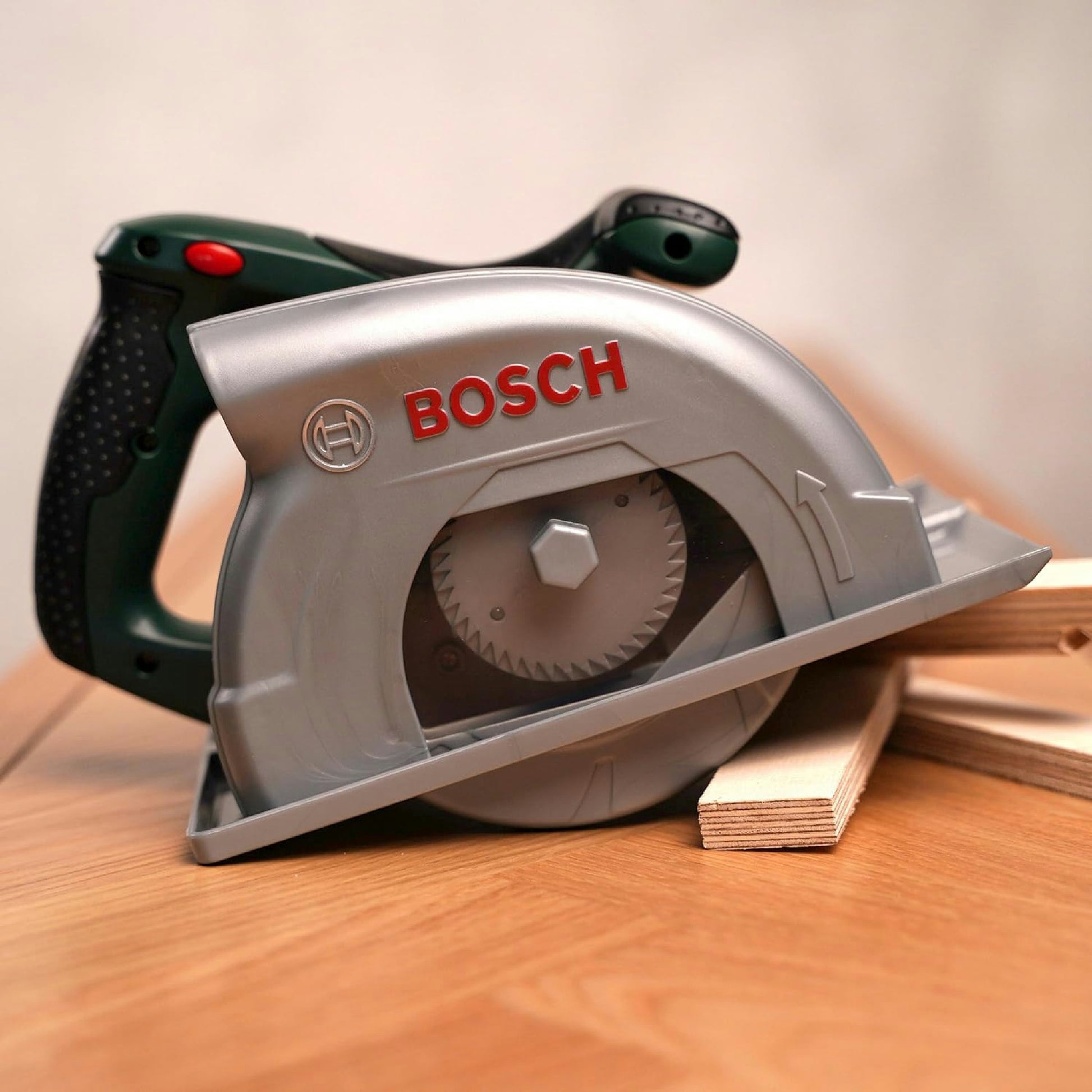 Theo Klein 8421 Bosch Kreissäge | Batteriebetrieben mit Kreissägebewegungen, Licht- und Soundfunktion | Maße: 23 cm x 16 cm 14,5 cm | Spielzeug für Kinder ab 3 Jahren Hauptansicht