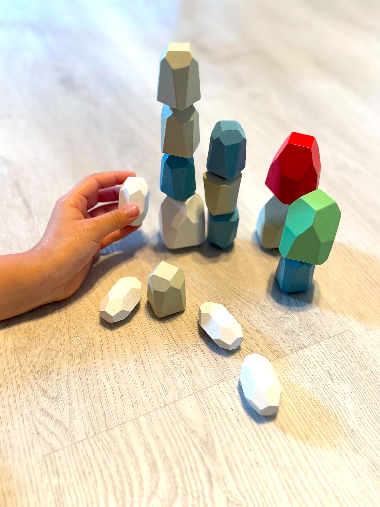 Montessori Holz Stapelsteine, 16 Farben, perfekt für kreative Balancierübungen bei Kindern