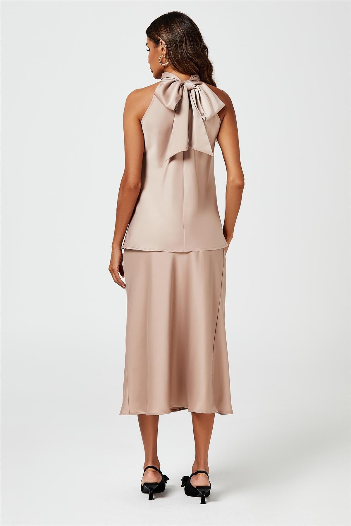 Trageansicht des Zeus Satin Halterneck Tops in Hellbraun