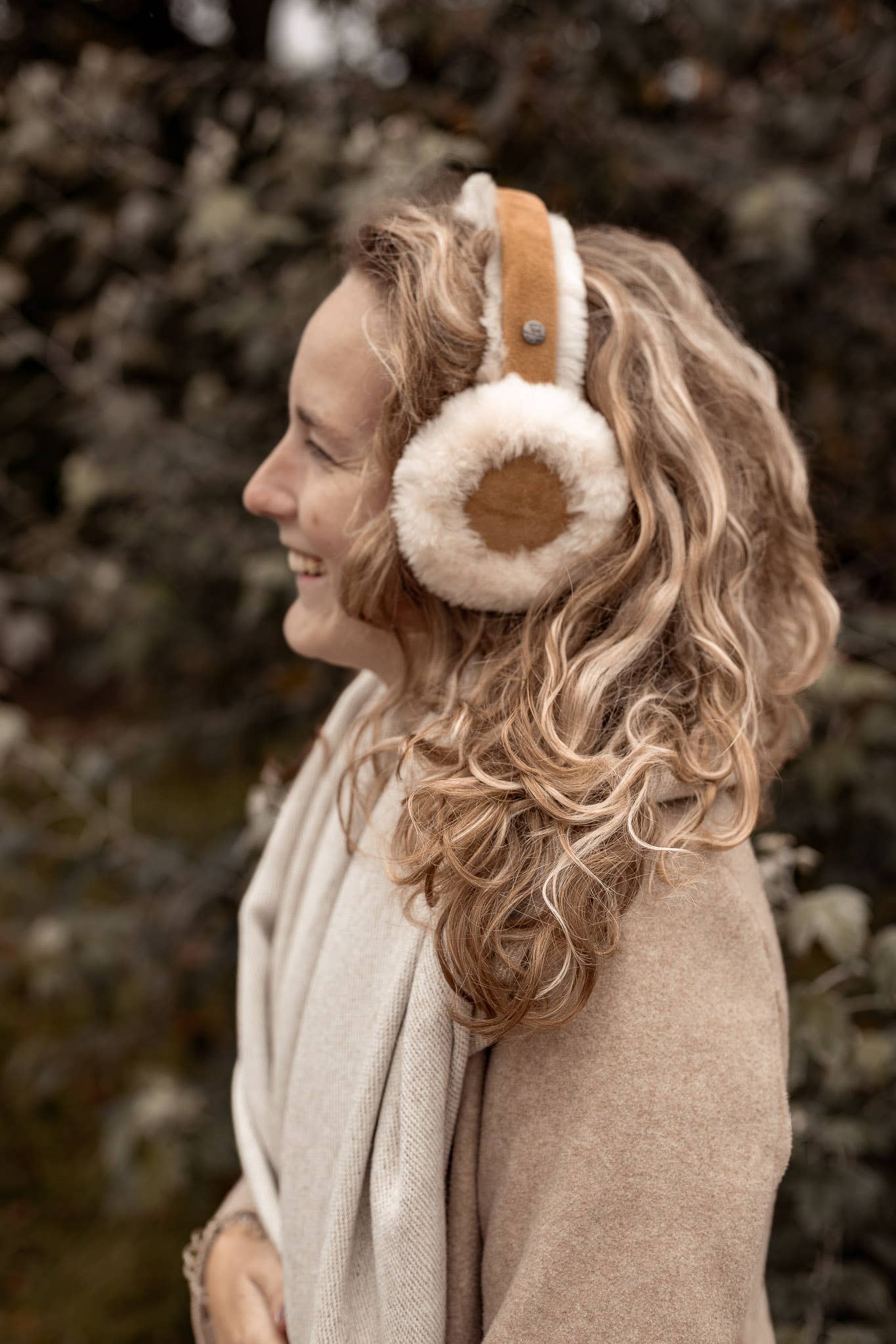 Van Buren Lammfell Ohrenschützer in Braun, seitliche Ansicht für Tragekomfort