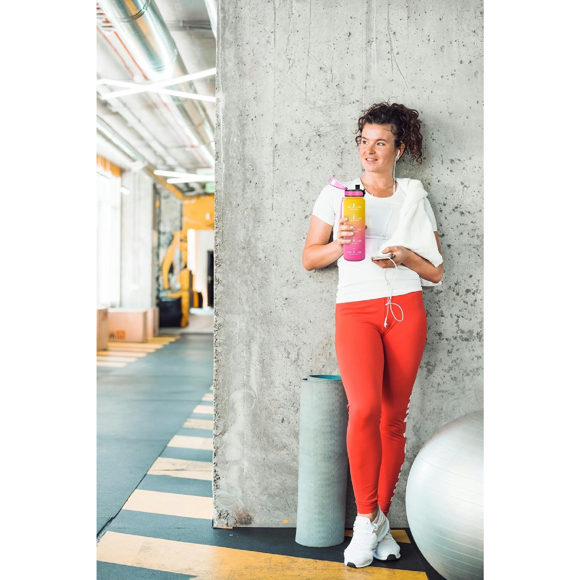 KollyKolla Trinkflasche 1 Liter, Kohlensäure Geeignet, Sport Trinkflasche mit Zeitmarkierungen, BPA-Frei, Sportflasche Auslaufsicher, Wasserflasche für Kinder, Erwachsener, Schule, Gym, Büro, Fahrrad Hauptansicht