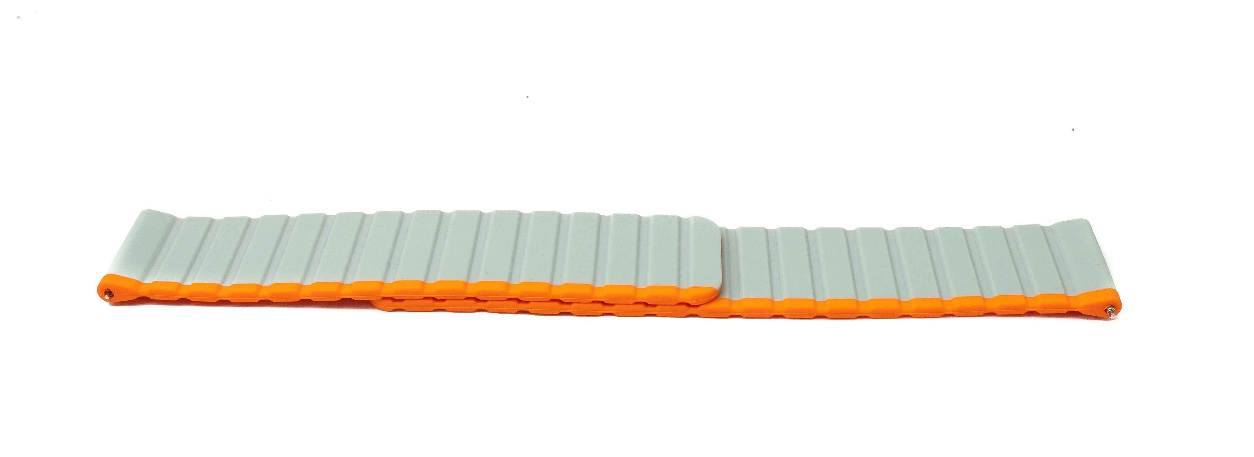 SYSTEM-S Armband 22 mm aus Silikon magnetisch für Samsung Galaxy Watch 5 4 in Orange