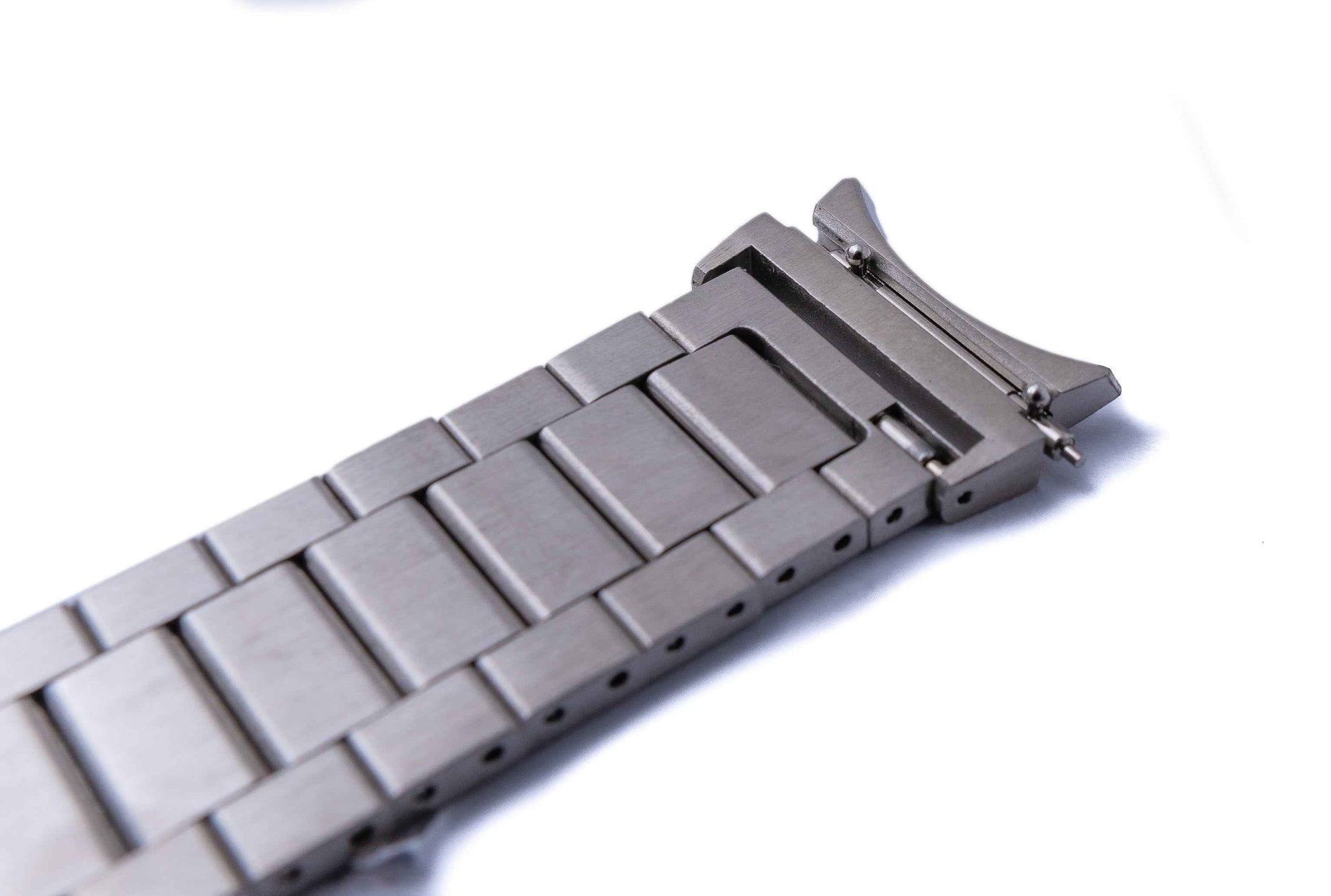 SYSTEM-S Armband 20 mm aus Metall für Samsung Galaxy Watch 4 Smartwatch in Grau