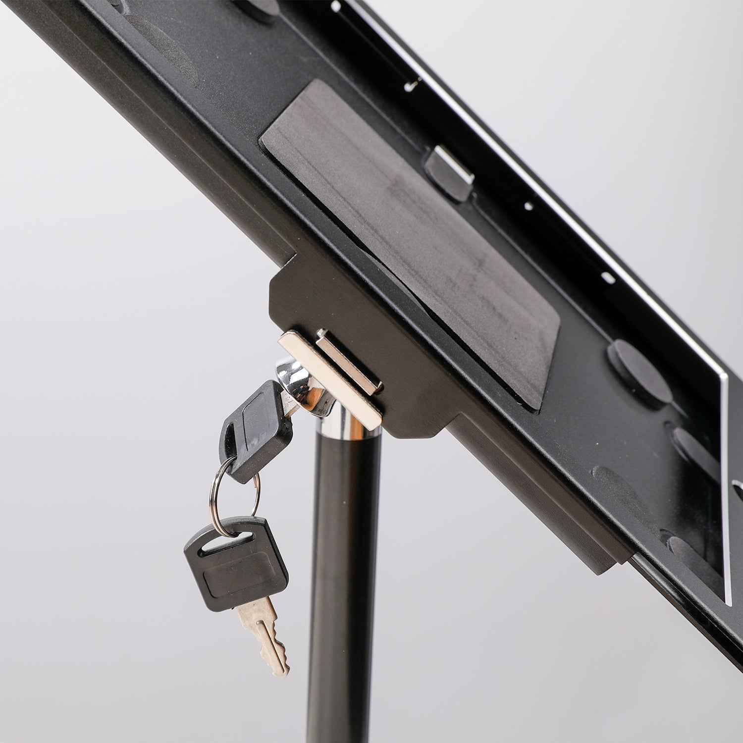 SYSTEM-S Stangen Halterung mit Schloss Befestigung aus Metall in Schwarz für iPad Pro 11"