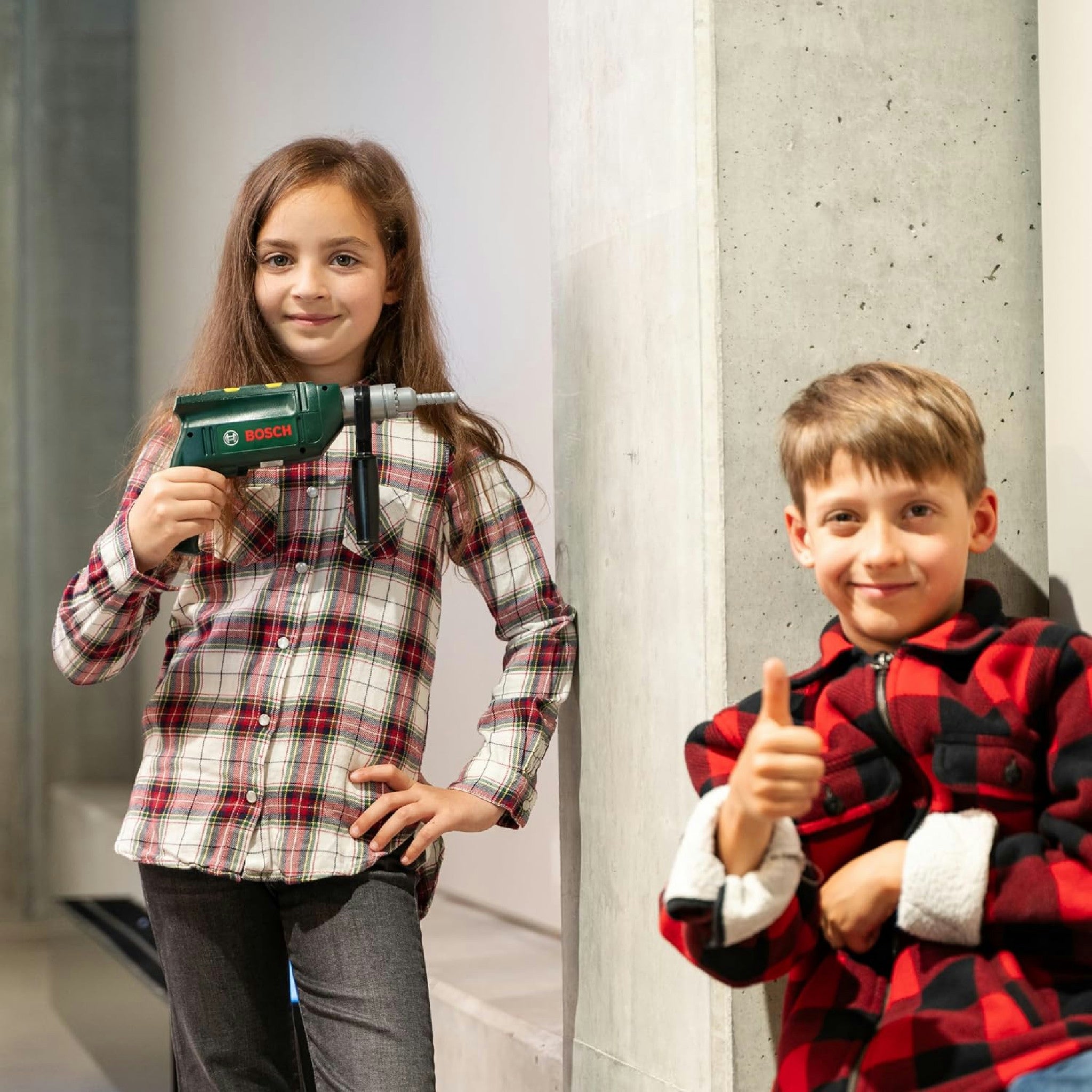 Theo Klein 8413 Trapano Bosch, Punta rotante a batterie, Con effetti sonori e luminosi, Dimensioni- 28,5 cm x 4,5 cm x 16 cm, Giocattolo per bambini a partire dai 3 anni di età Hauptansicht