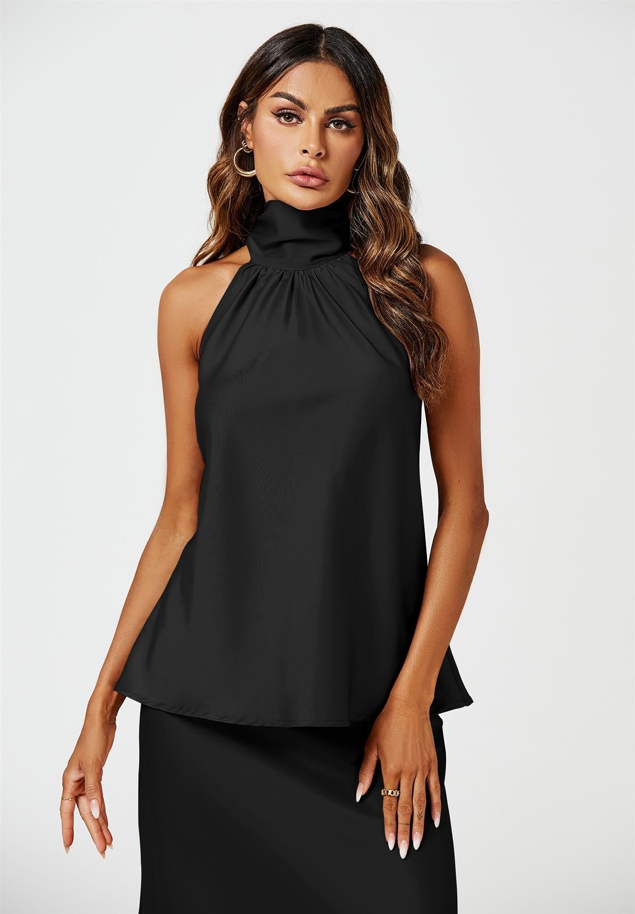 Schwarzes Satin Halter Neck Top von Zeus, lässig kombiniert