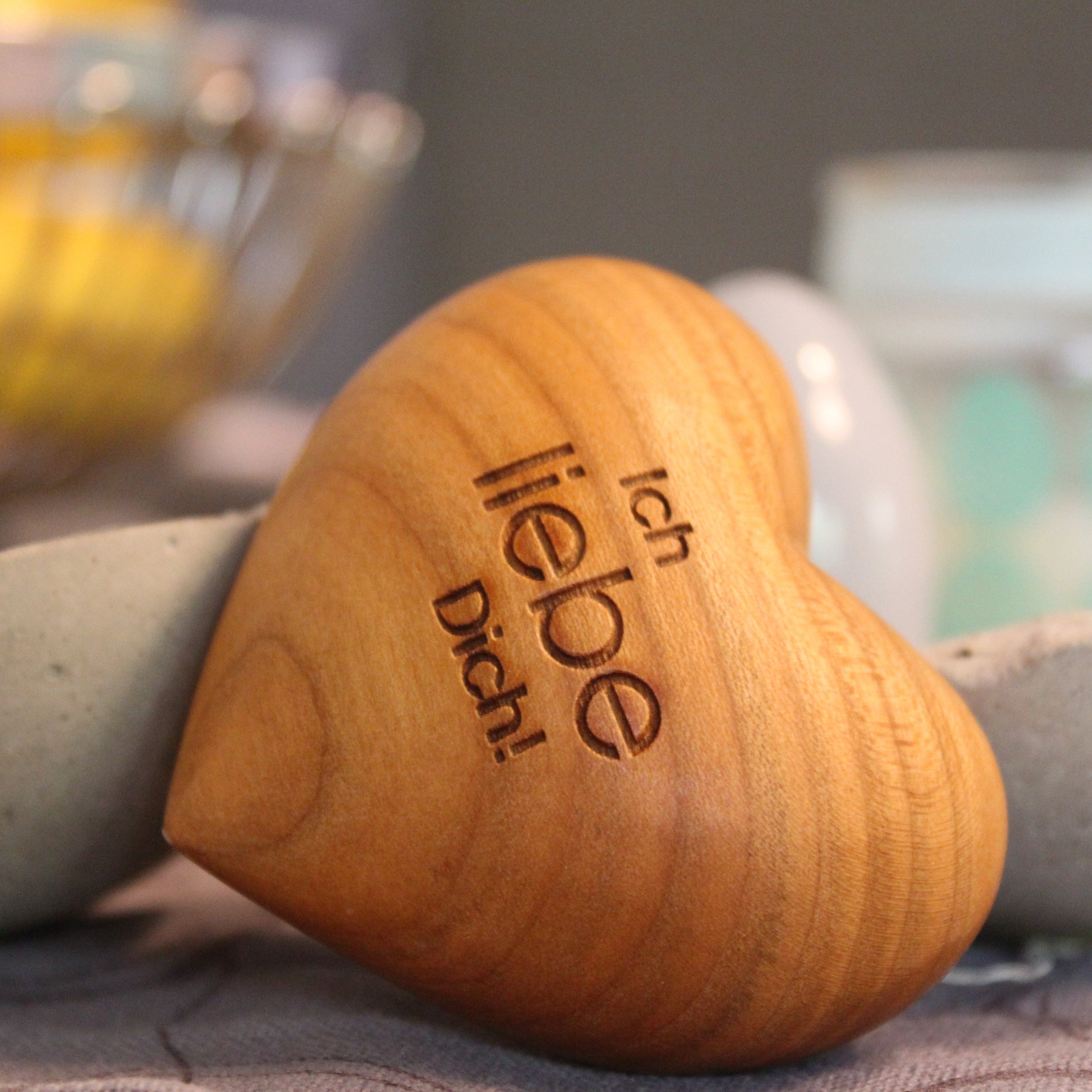 Thankgoods Holzherz braun mit dekorativer Schrift 'Ich liebe Dich'