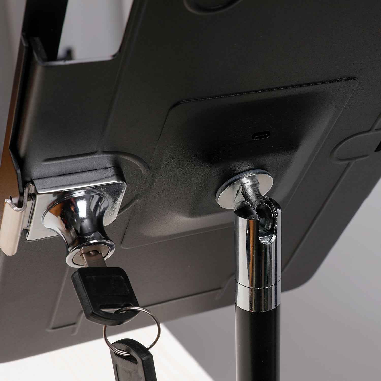 SYSTEM-S Stangen Halterung mit Schloss Befestigung aus Metall Schwarz für iPad Pro 10,5"
