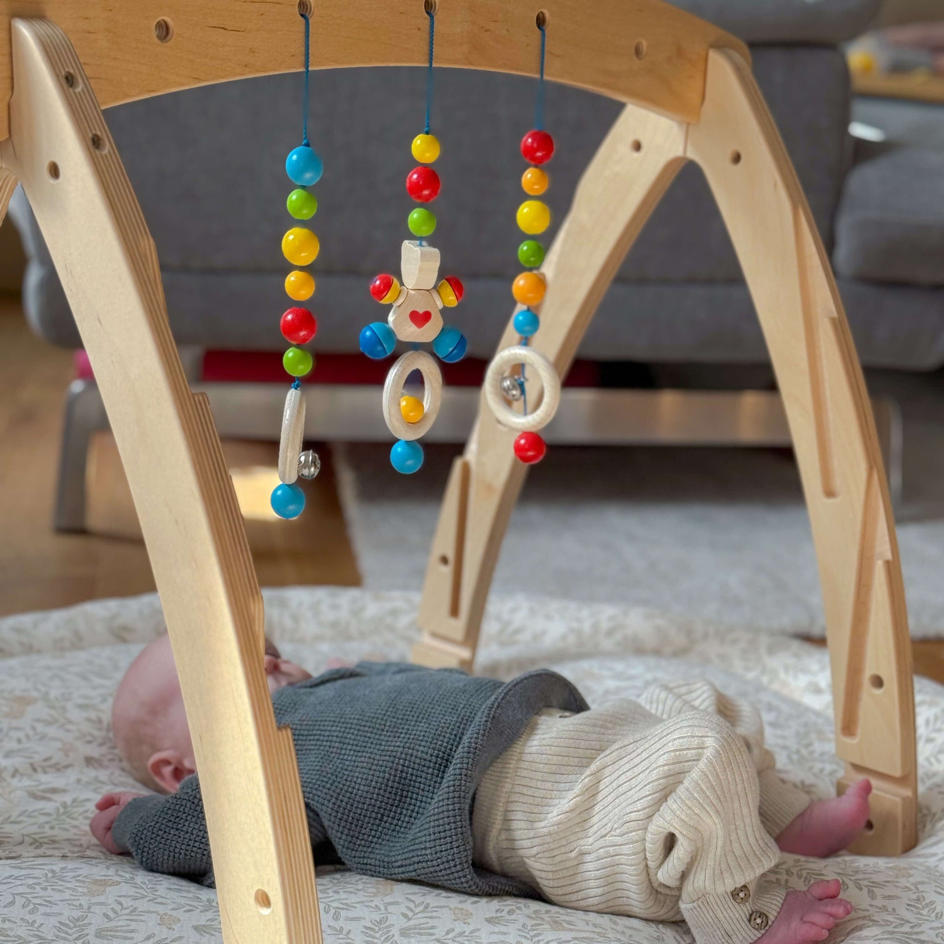 LEuLI Spielbogen mit herausnehmbaren Spielzeugen und Rasseln