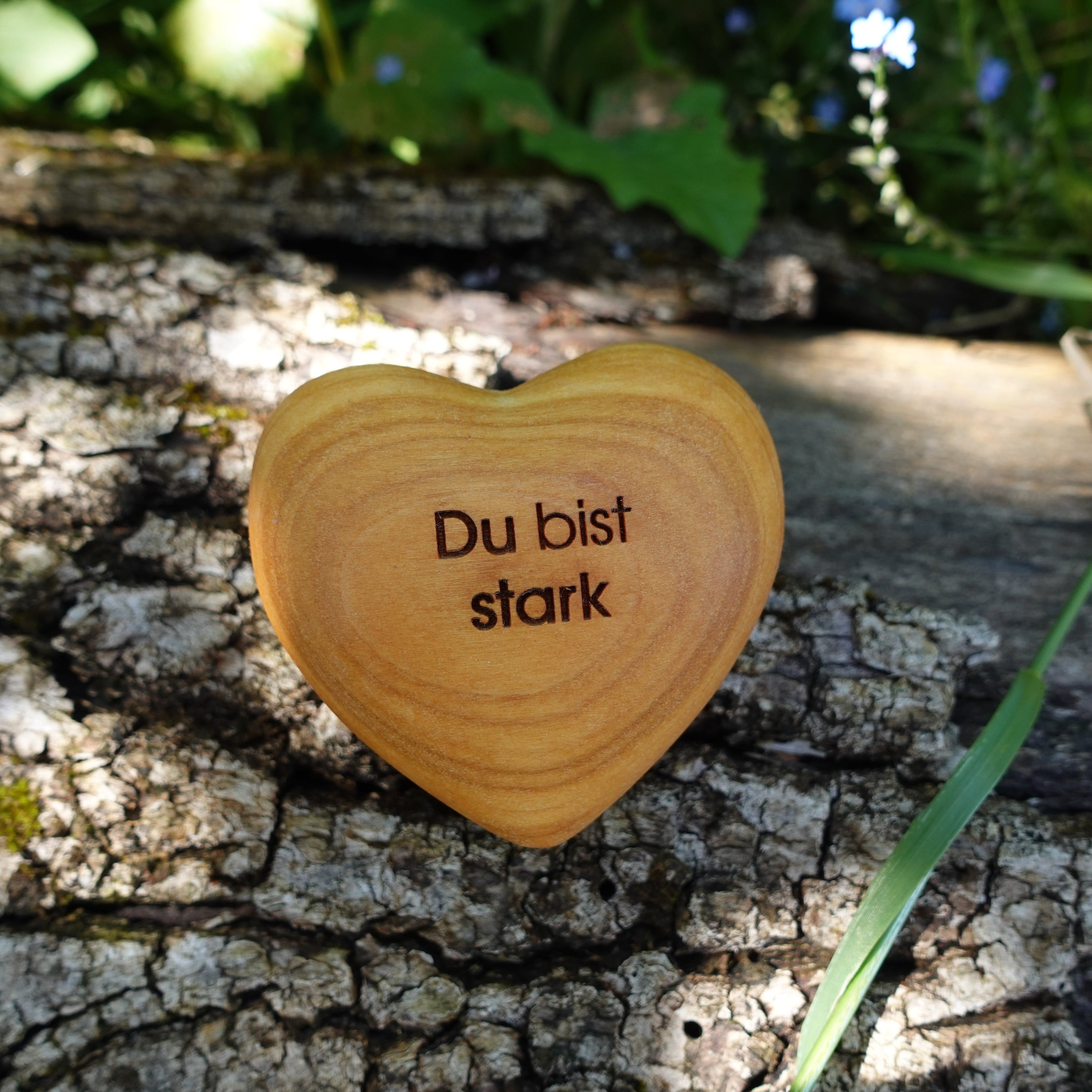 Thankgoods Holzherz in braun, dekorativ mit Blumen arrangiert