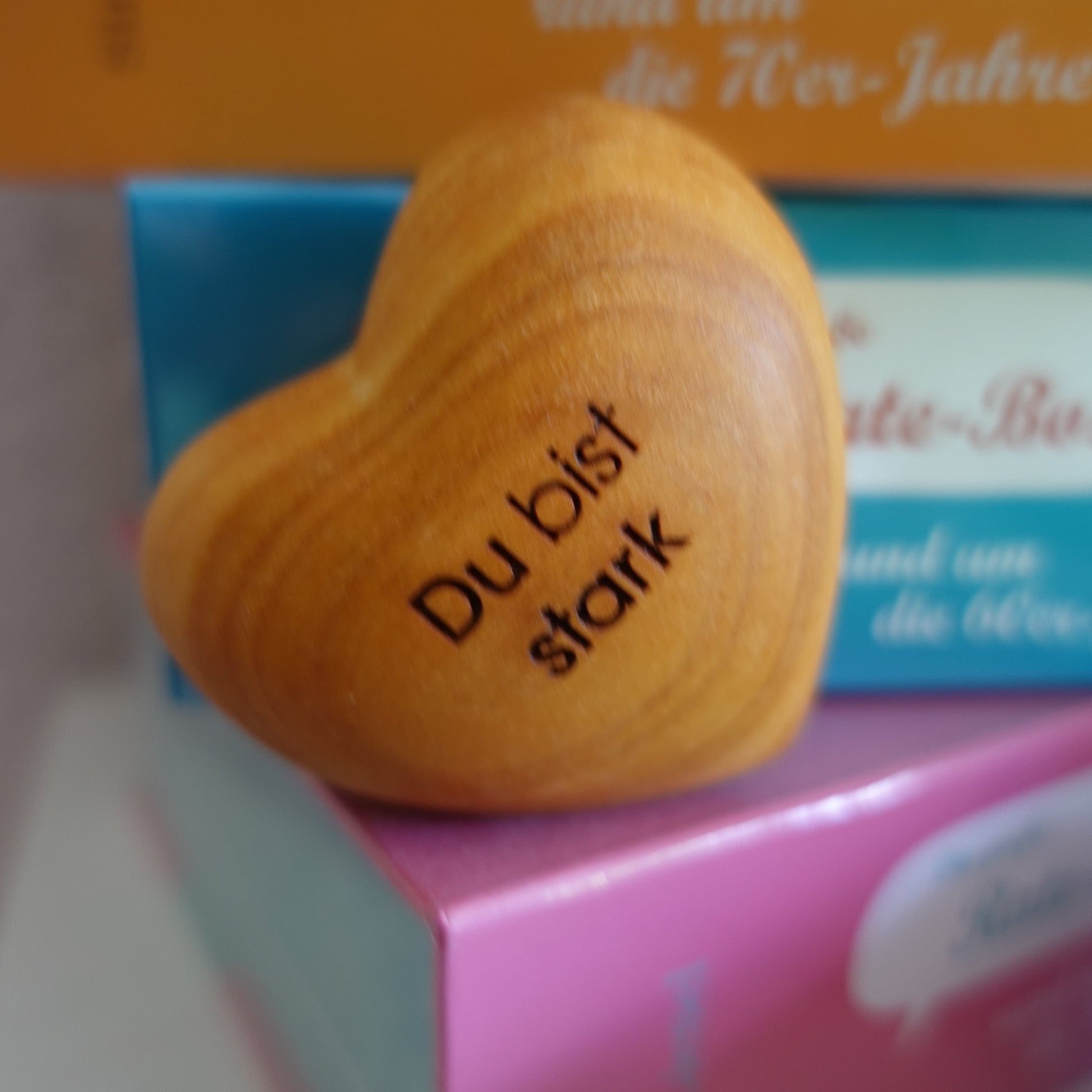 Thankgoods Holzherz in braun, Detail der Gravur 'Du bist stark'