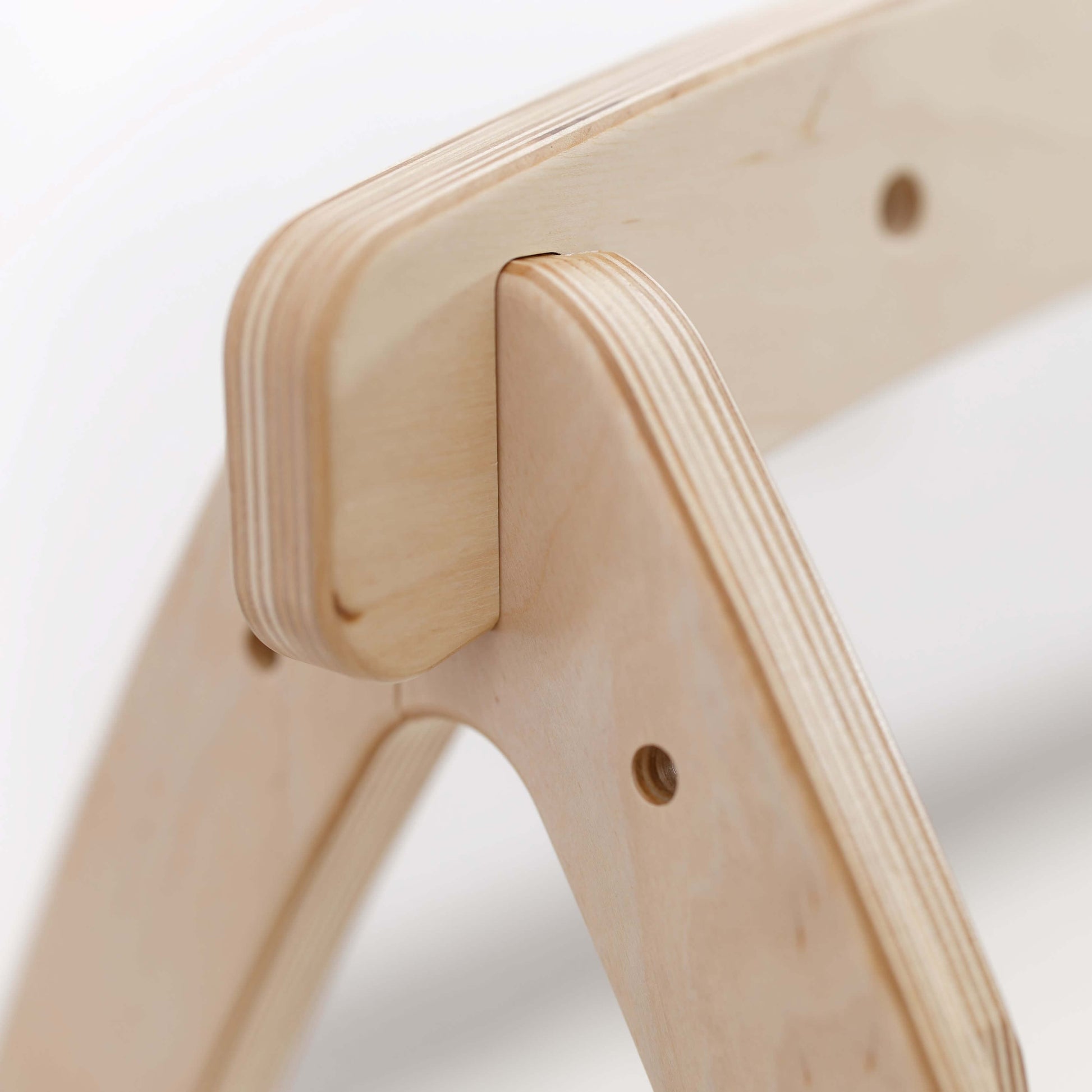 LEuLI Spielbogen aus Holz mit farbenfrohen Hängespielzeugen