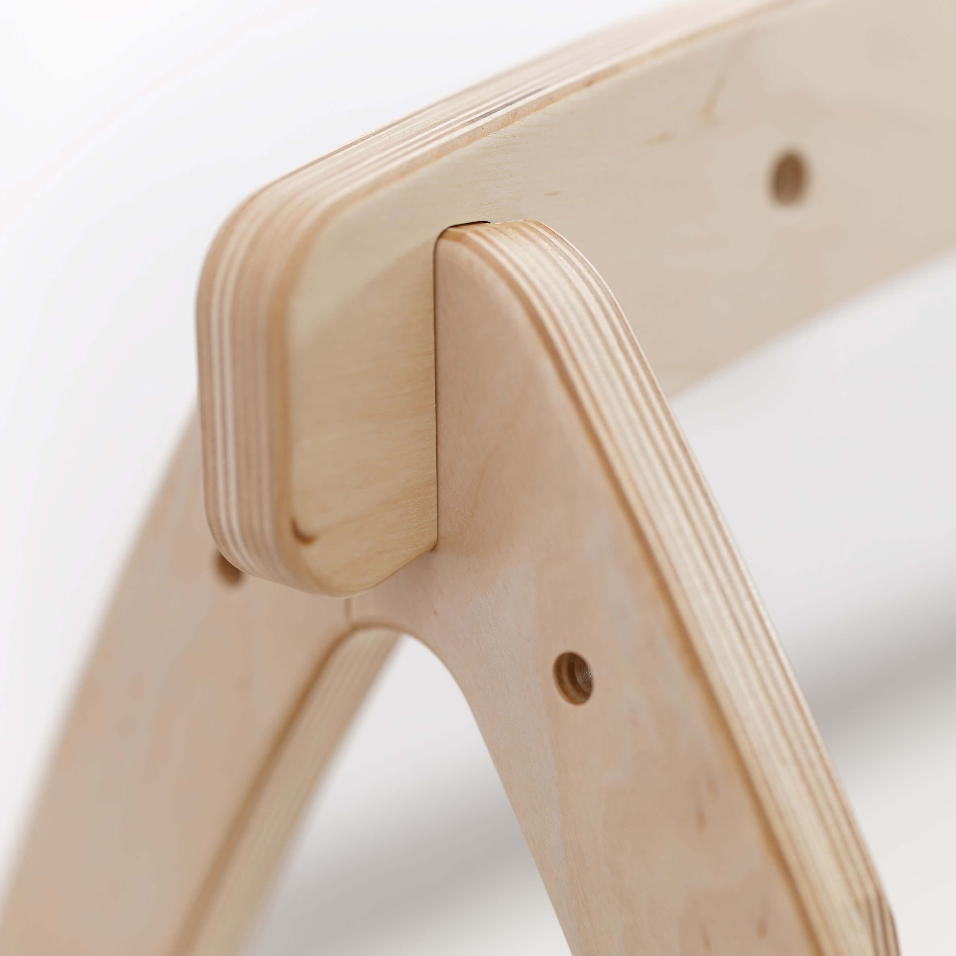 LEuLI Spielbogen aus Holz mit farbenfrohen Hängespielzeugen