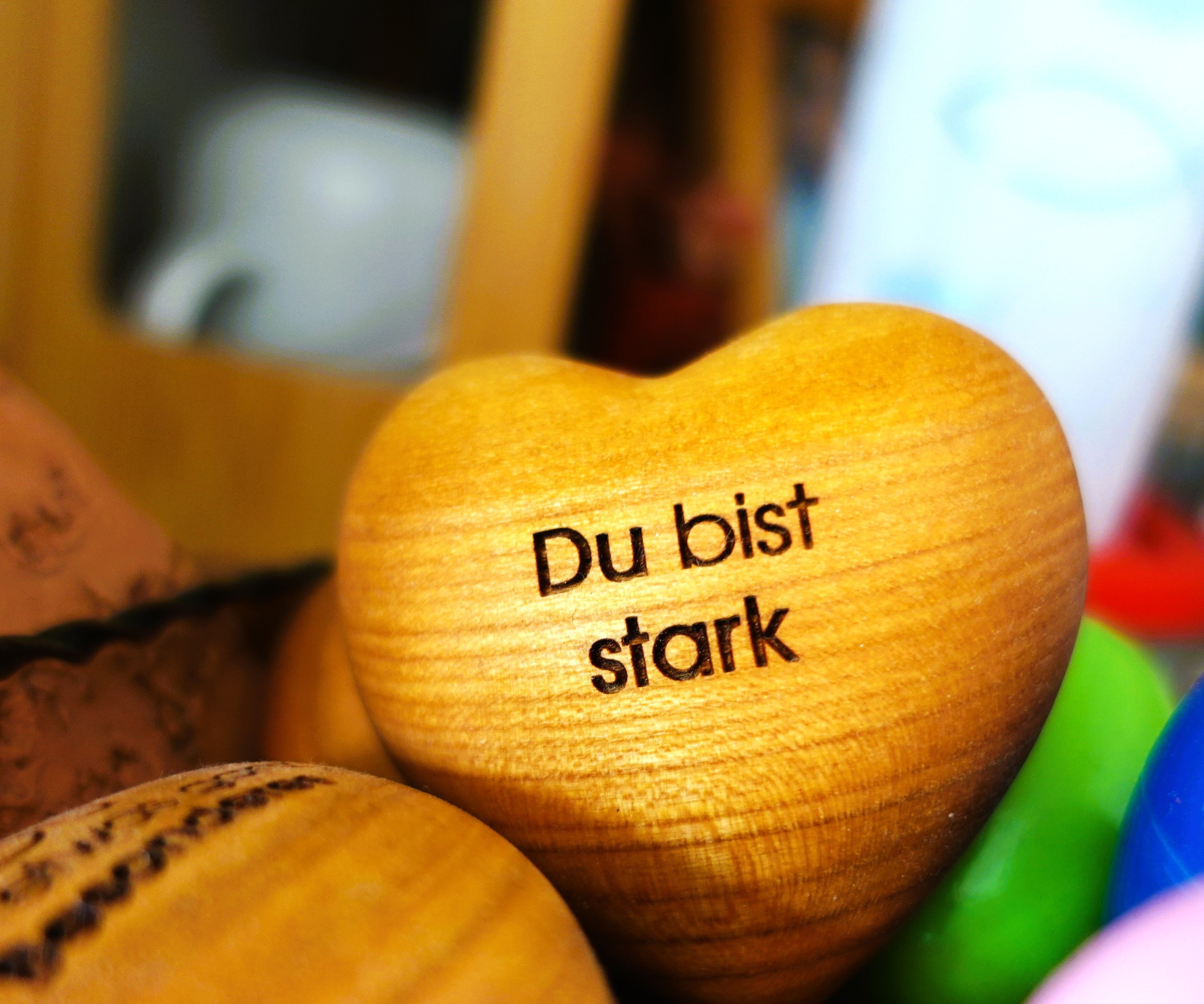 Thankgoods Holzherz in braun, seitliche Ansicht mit 'Du bist stark'