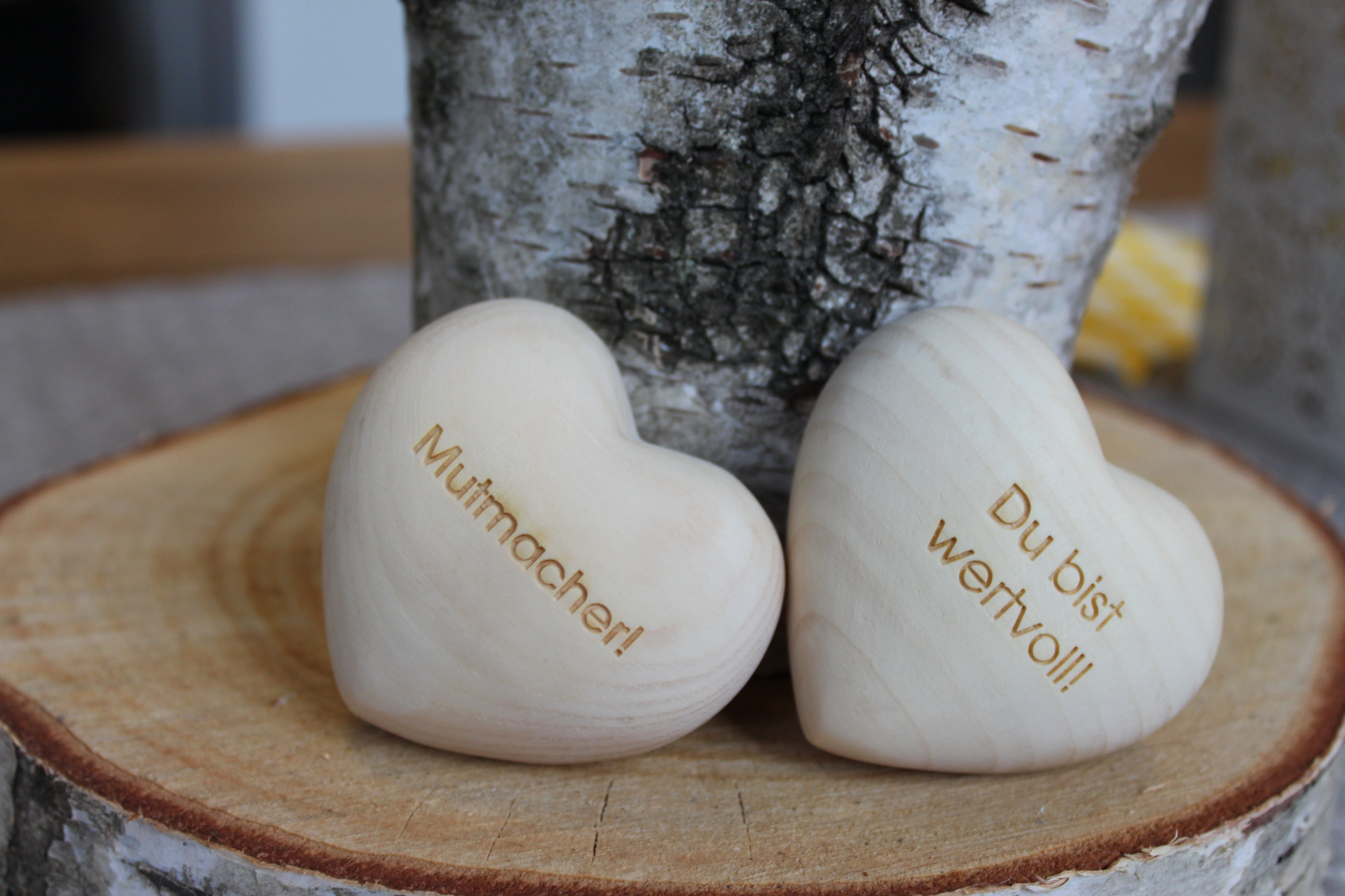 Detailansicht des Thankgoods Zirbenholzherz mit inspirierendem Spruch und schöner Holzmaserung