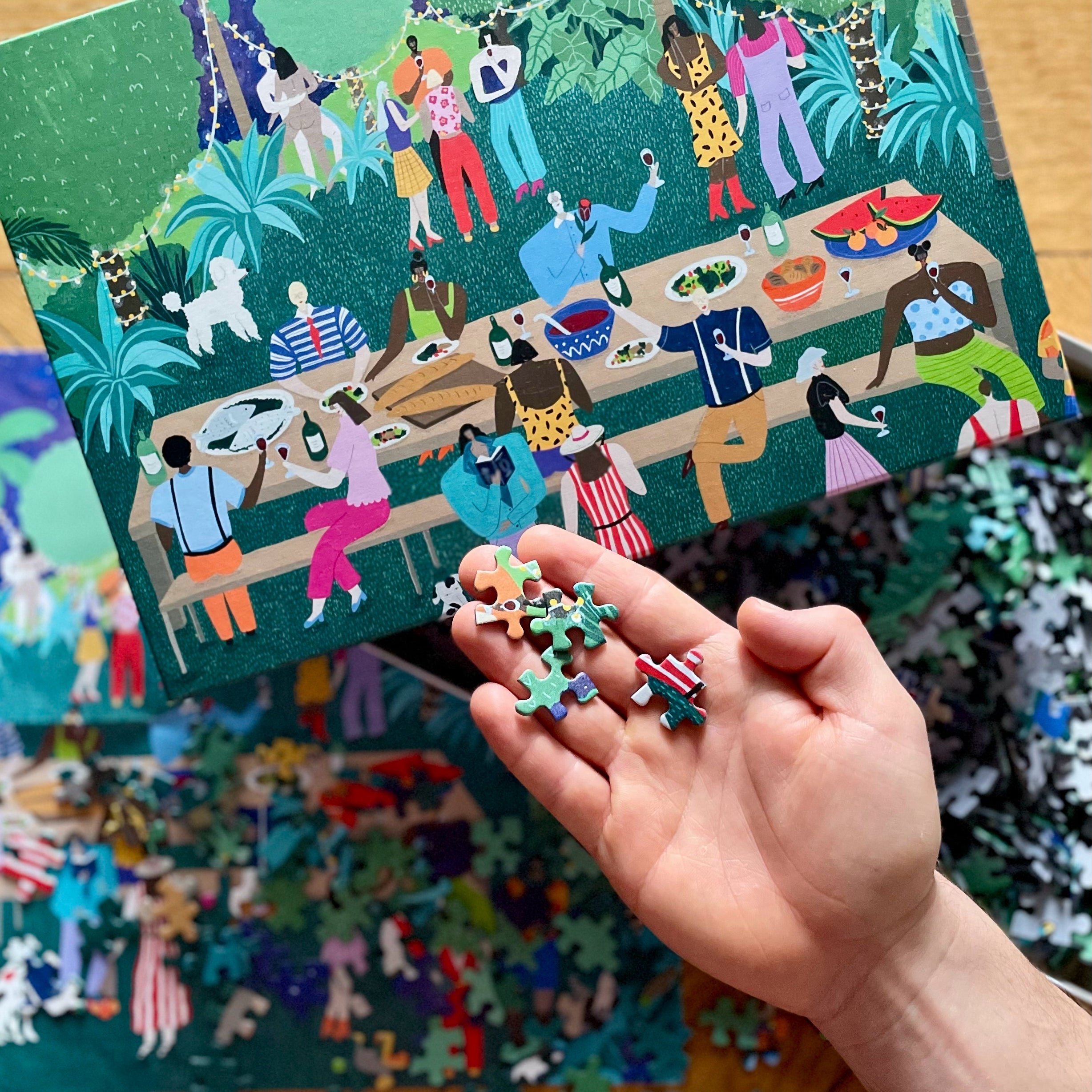 Midnight In Paradise, elegante schwarze Handtasche mit goldenen Akzenten