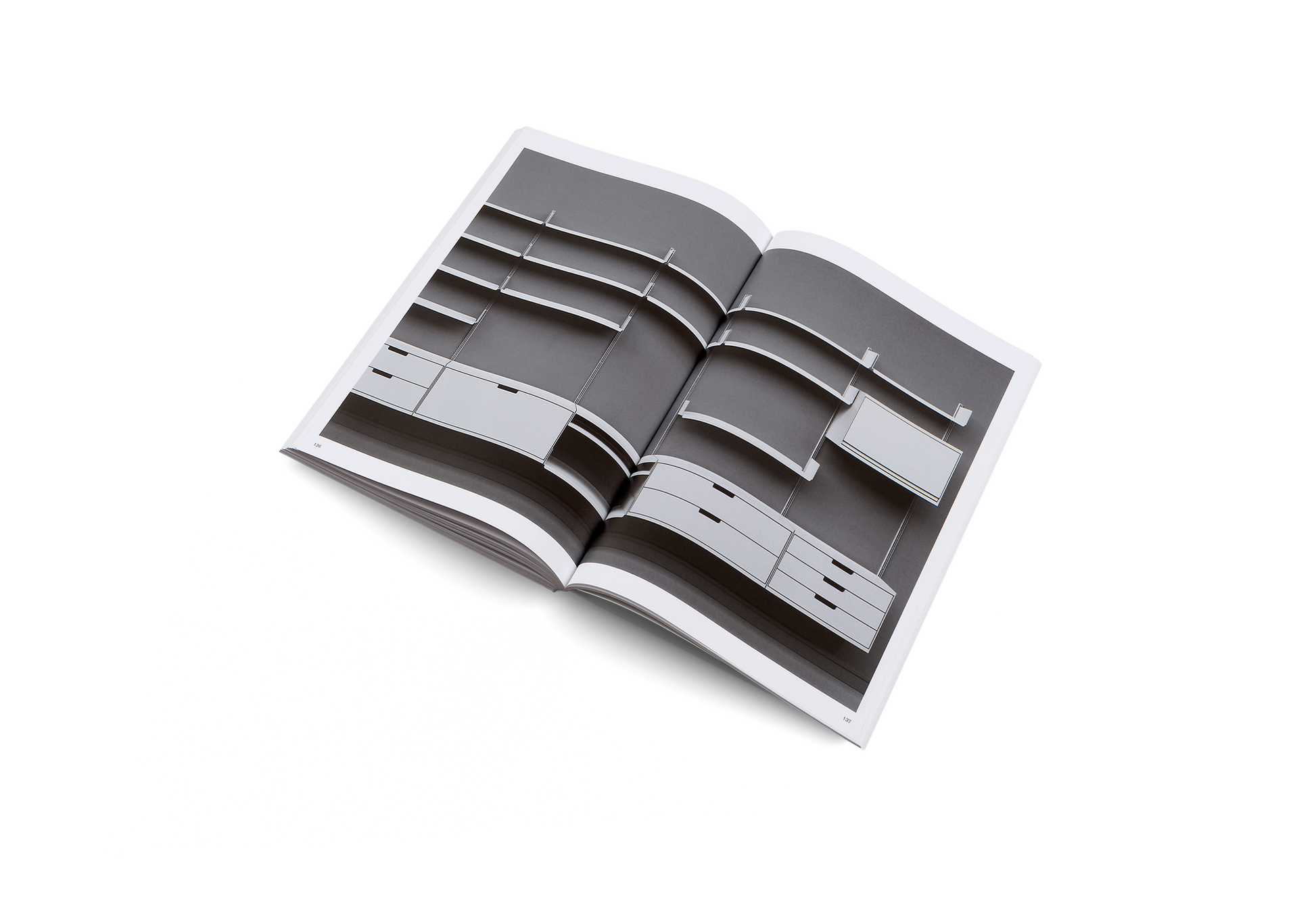 Less but Better Buch auf einem Regal, harmonische Farbgestaltung