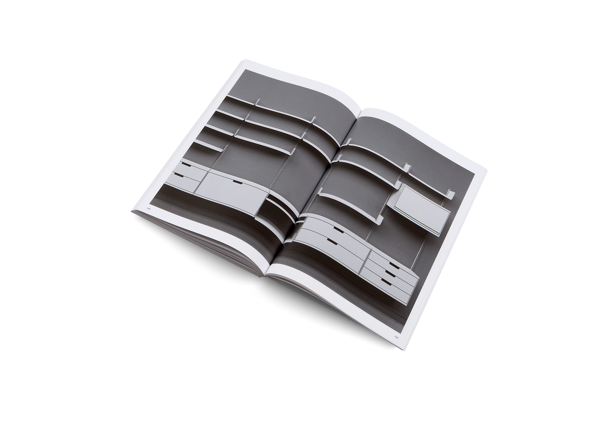 Less but Better Buch auf einem Regal, harmonische Farbgestaltung