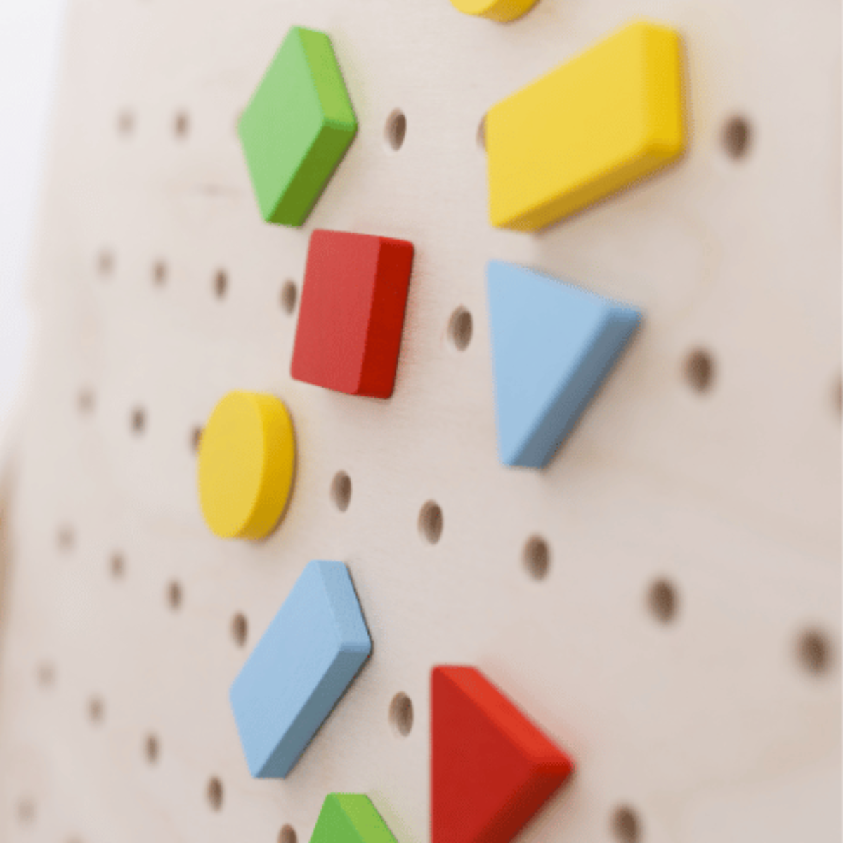 Lochplatte in Grau, vielseitig einsetzbar für DIY-Projekte