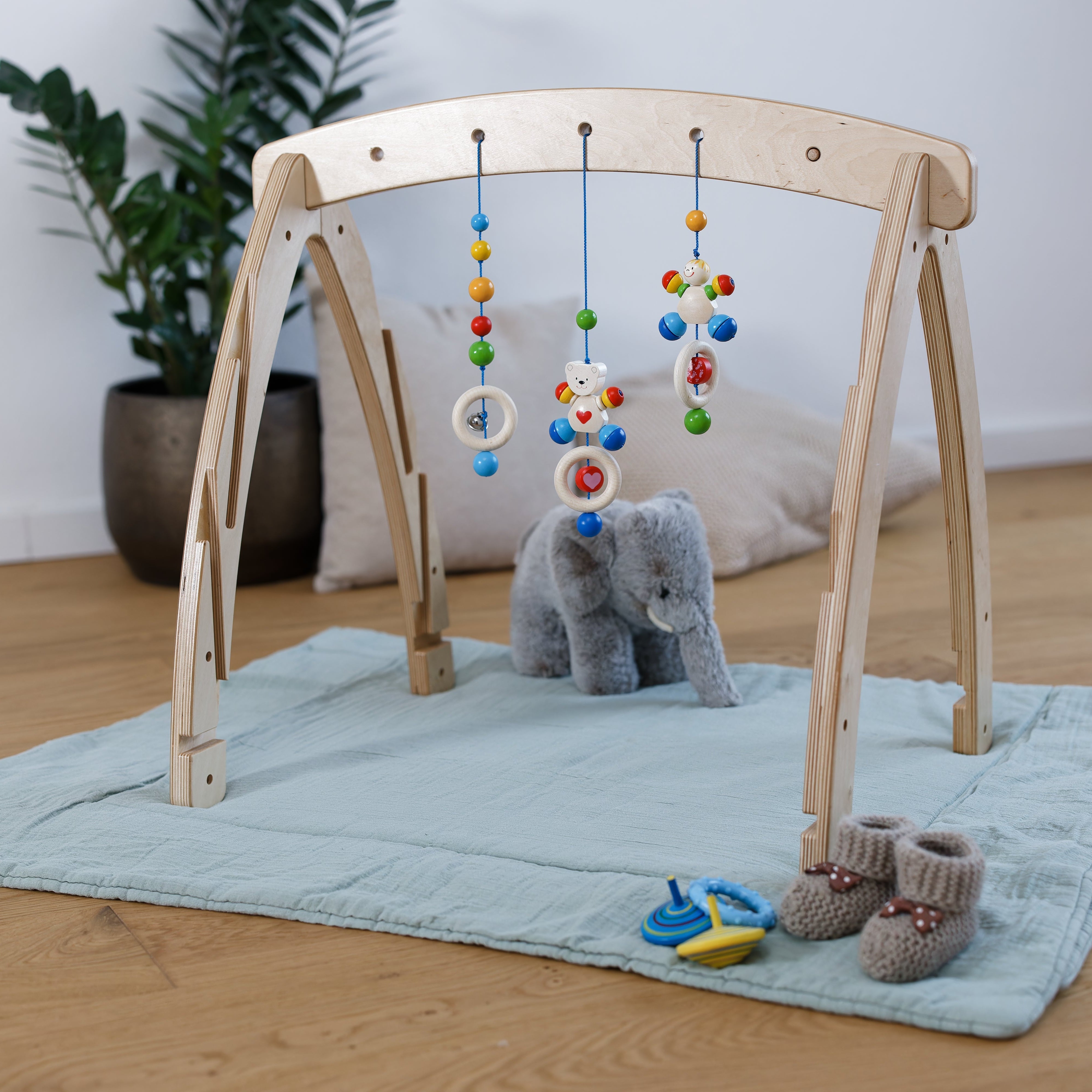 LEuLI Mobile in Blau, zeigt die Rückansicht mit Kamera und Anschlüssen