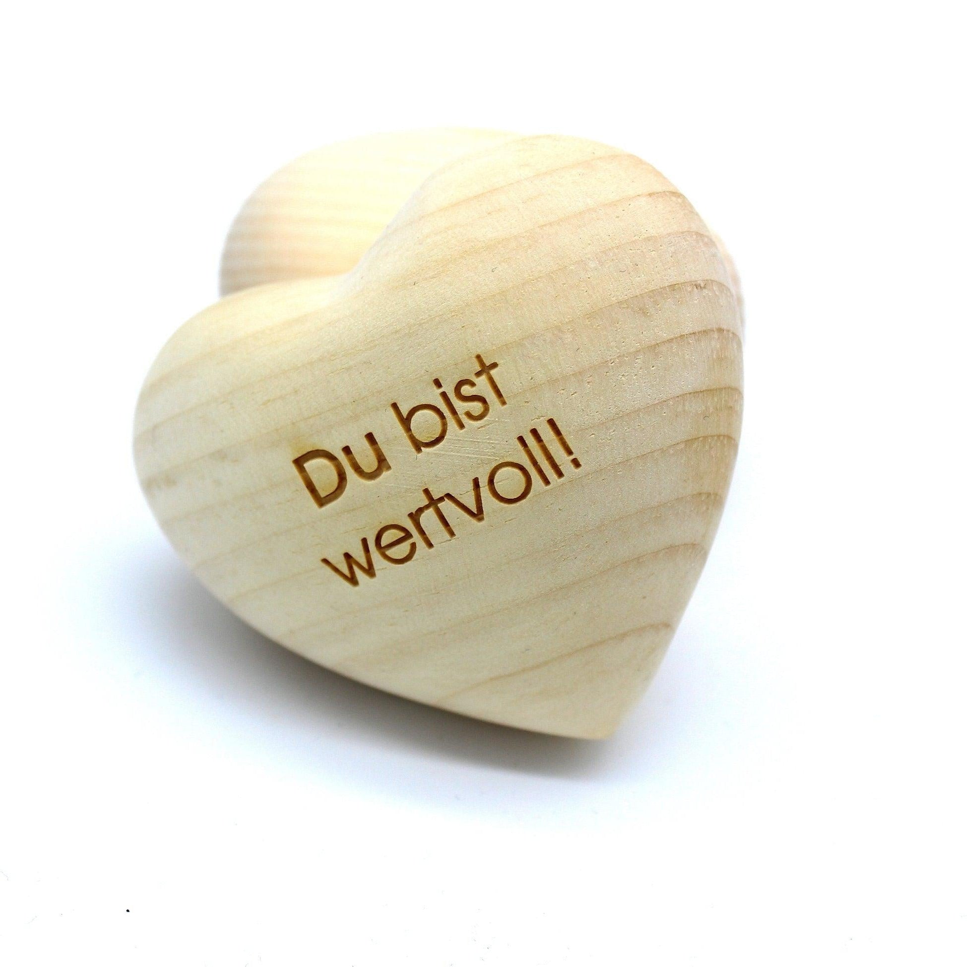 Thankgoods Zirbenholzherz in natürlichem Holz mit der Aufschrift 'Du bist wertvoll!'
