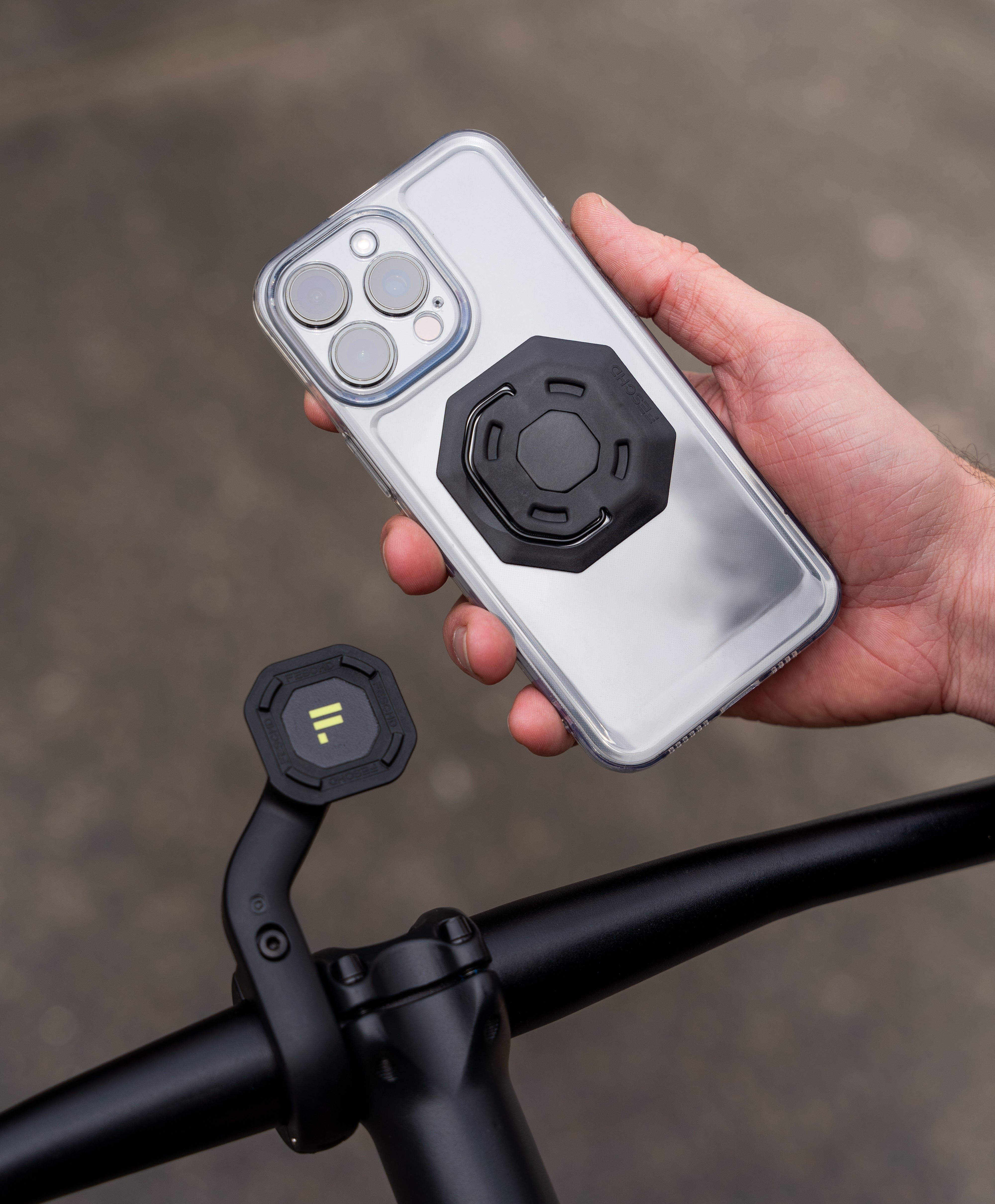 FESCHD Adapterplatte in Schwarz, Detailansicht der Anschlussstellen