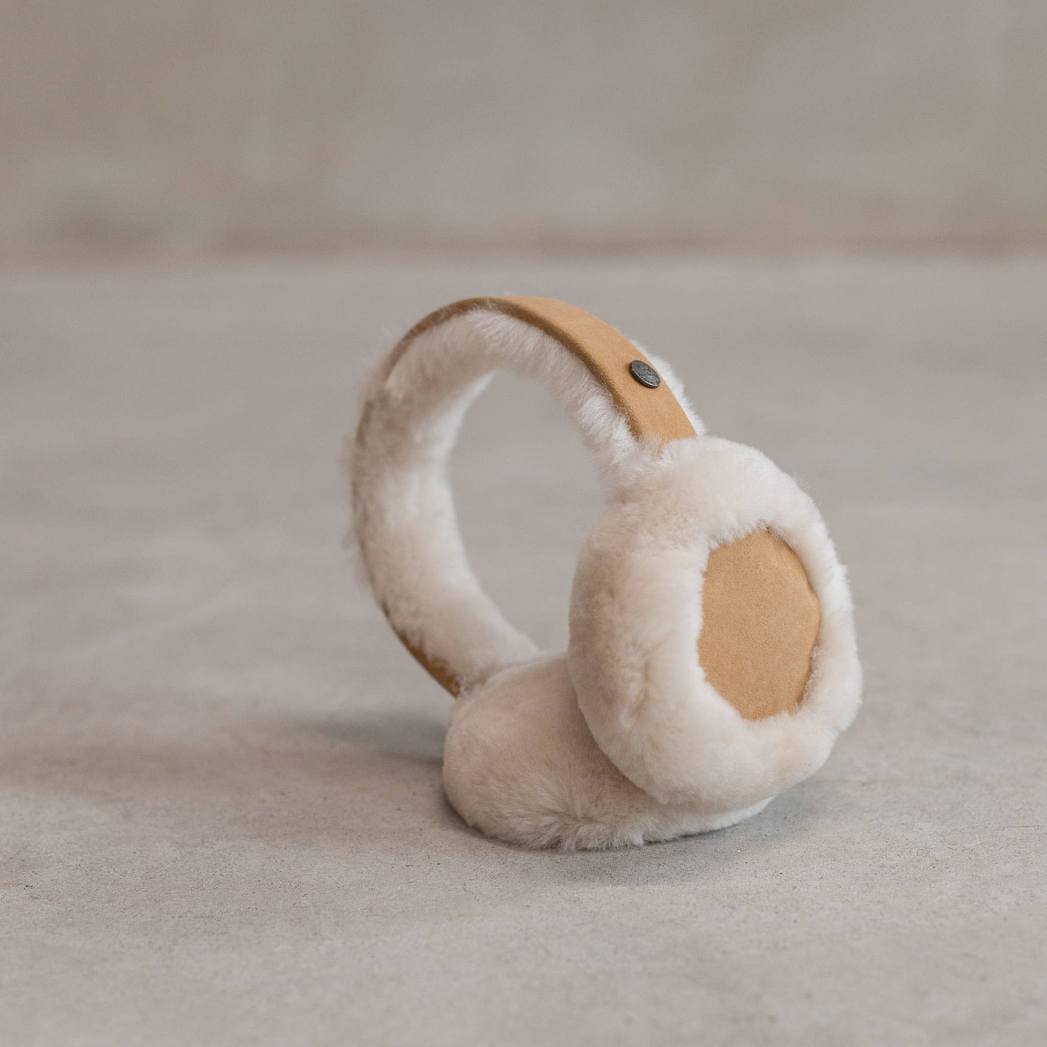 Van Buren Lammfell Ohrenschützer in Braun, weich und warm für kalte Tage