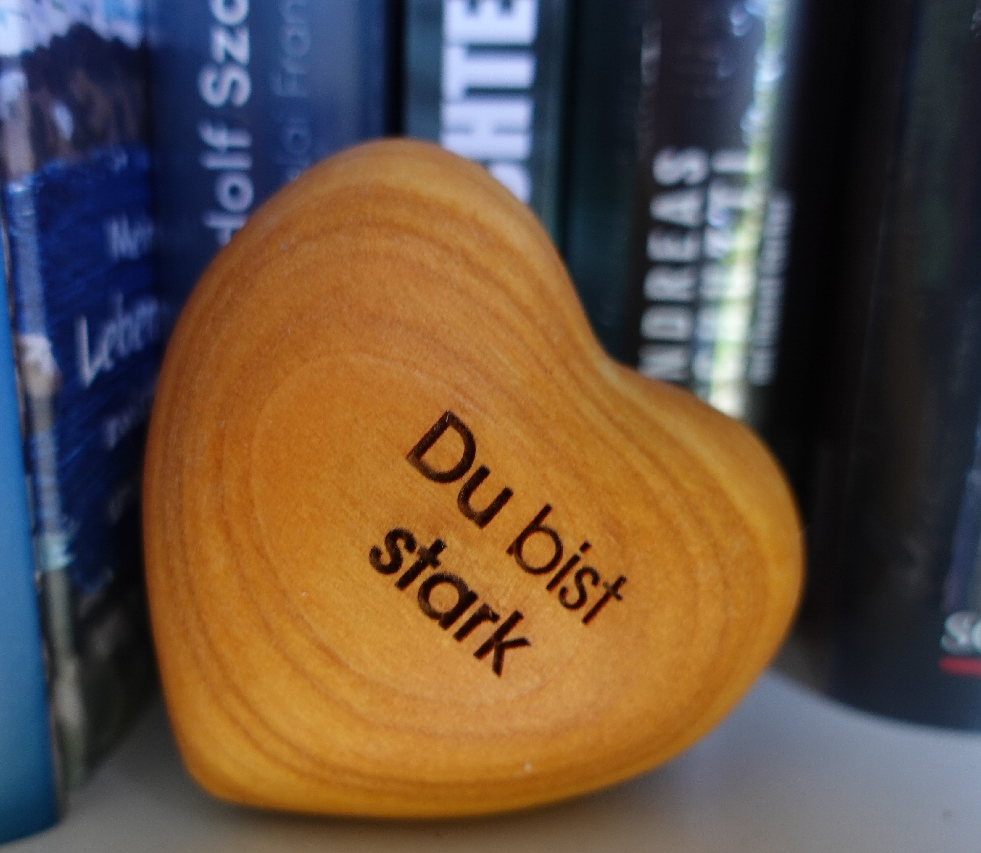 Thankgoods Holzherz in braun, Rückansicht mit 'Du bist stark'