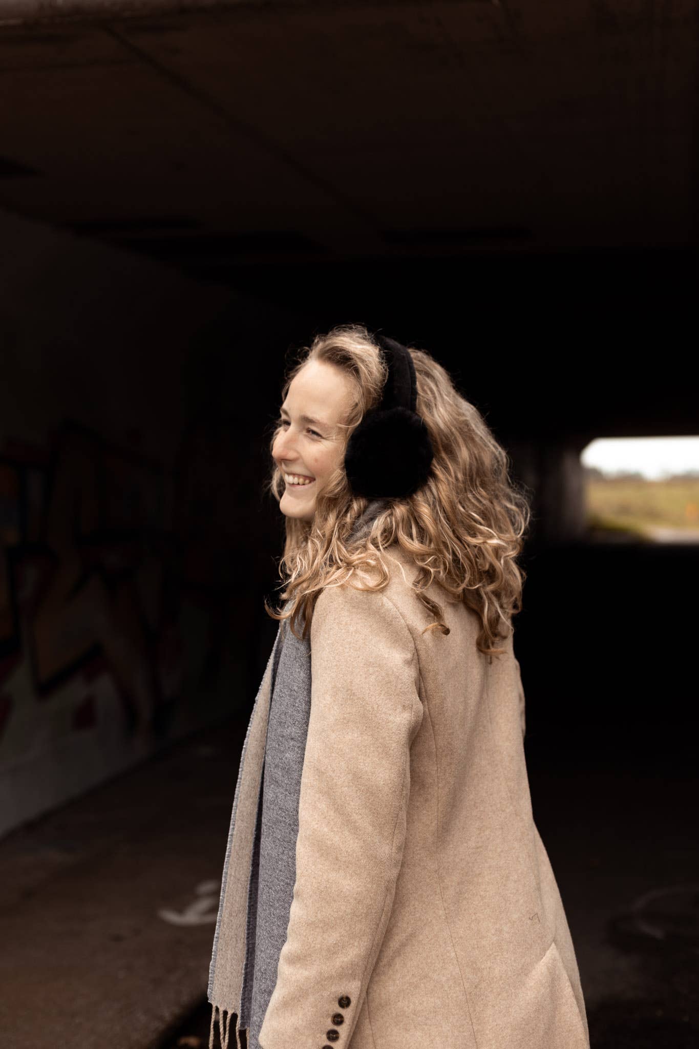 Van Buren Lammfell Ohrenschützer in Braun, auf einem Tisch liegend