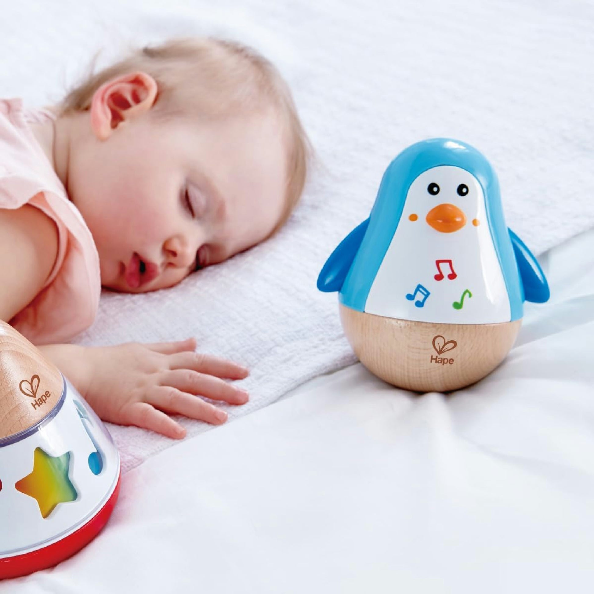 Hape Stehauf-Pinguin, Stehaufmännchen aus Holz, blau, Babyspielzeug ab 6 Monate, Motorikspielzeug aus Holz Hauptansicht