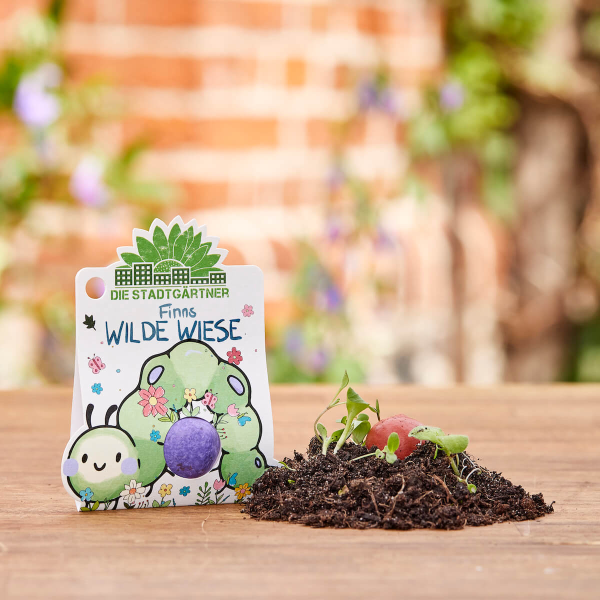 Finns Blumenmurmel Wilde Wiese, bunte Blumenmuster auf grünem Hintergrund