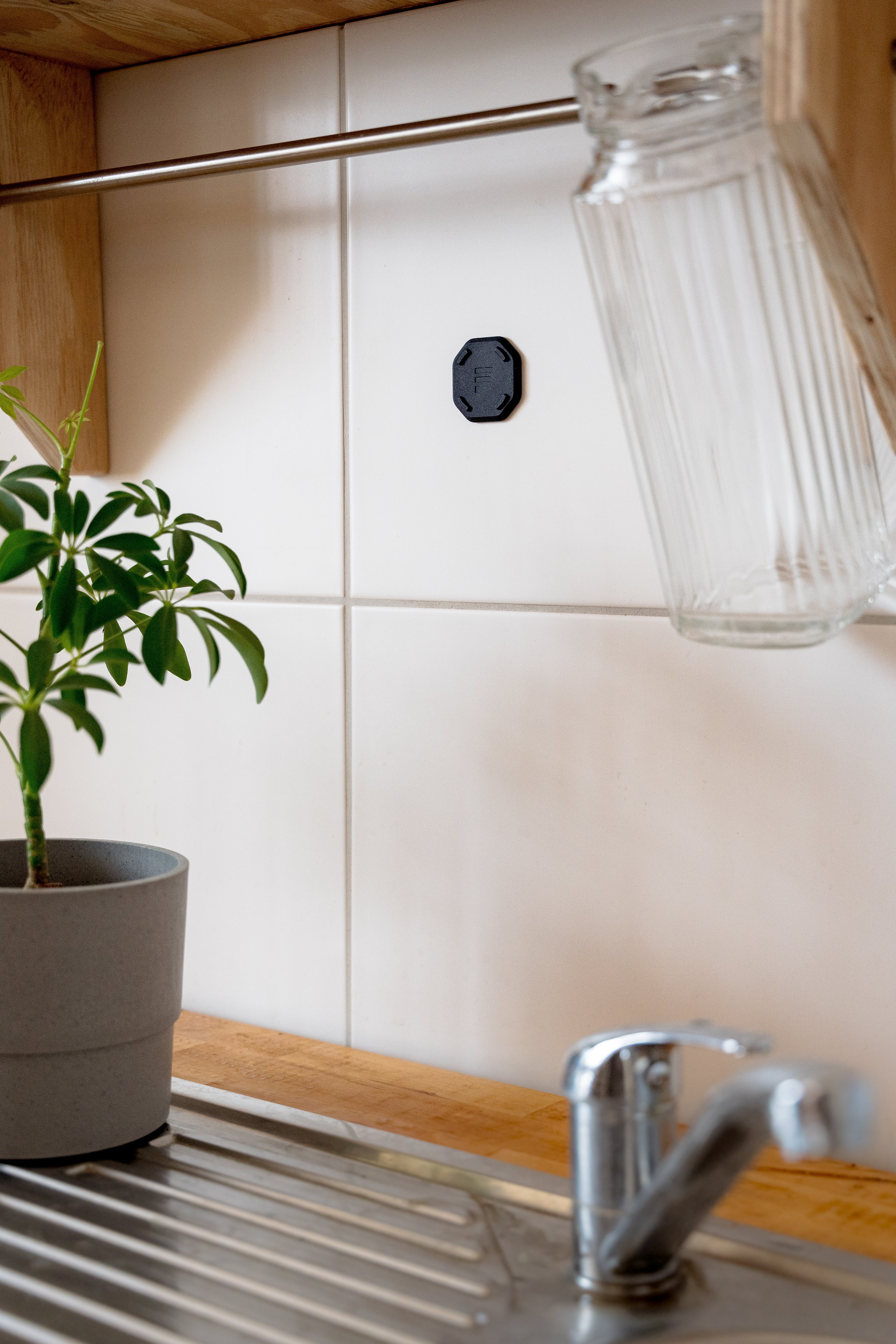 FESCHD Überall Mount, 2 Stück, ideal für Zuhause und Büro, schwarz